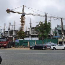 Cần trục tháp vươn ra khỏi phạm vi dự án, tập đoàn Hoành Sơn bị 'tuýt còi'