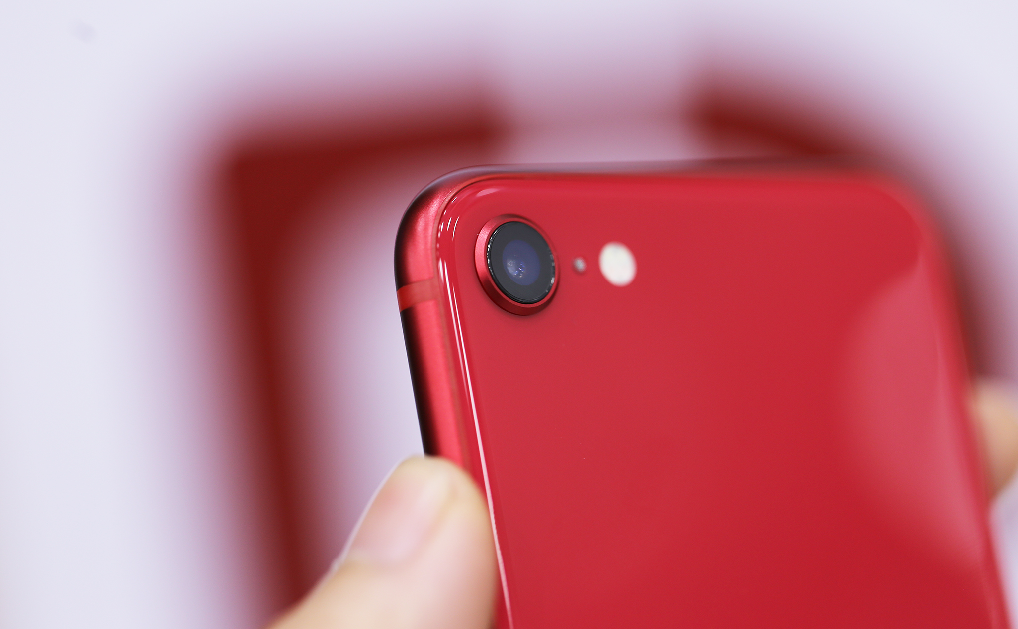Chuỗi bán lẻ bất ngờ bán ra iPhone SE 2020 đầu tiên tại Việt Nam, giá từ 12,7 triệu đồng - Ảnh 3. Chuỗi bán lẻ bất ngờ bán ra iPhone SE 2020 đầu tiên tại Việt Nam, giá từ 12,7 triệu đồng - Ảnh 3.
