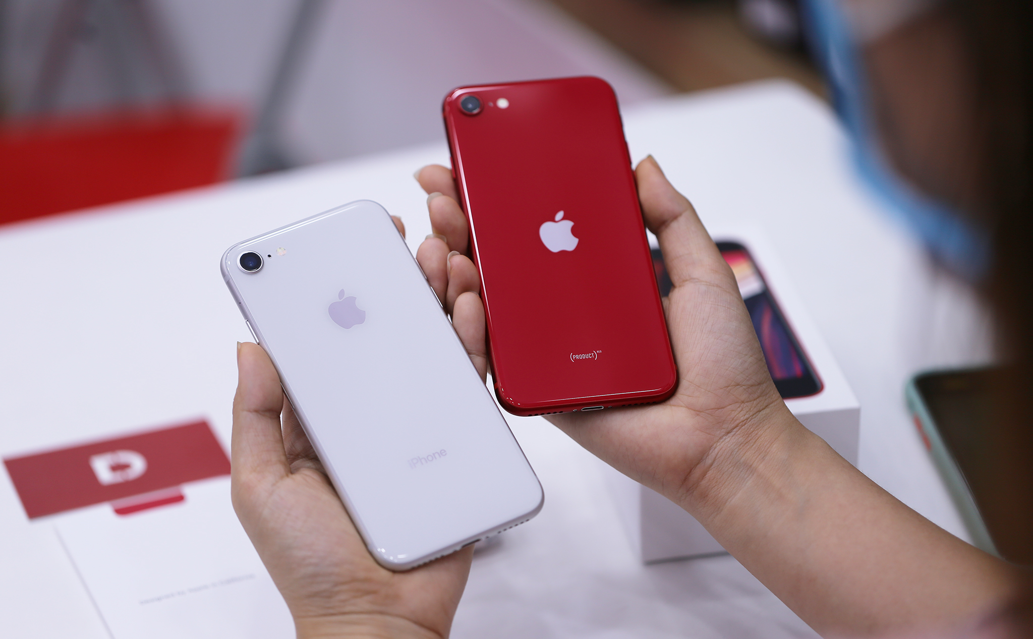 Chuỗi bán lẻ bất ngờ bán ra iPhone SE 2020 đầu tiên tại Việt Nam, giá từ 12,7 triệu đồng - Ảnh 1. Chuỗi bán lẻ bất ngờ bán ra iPhone SE 2020 đầu tiên tại Việt Nam, giá từ 12,7 triệu đồng - Ảnh 1.