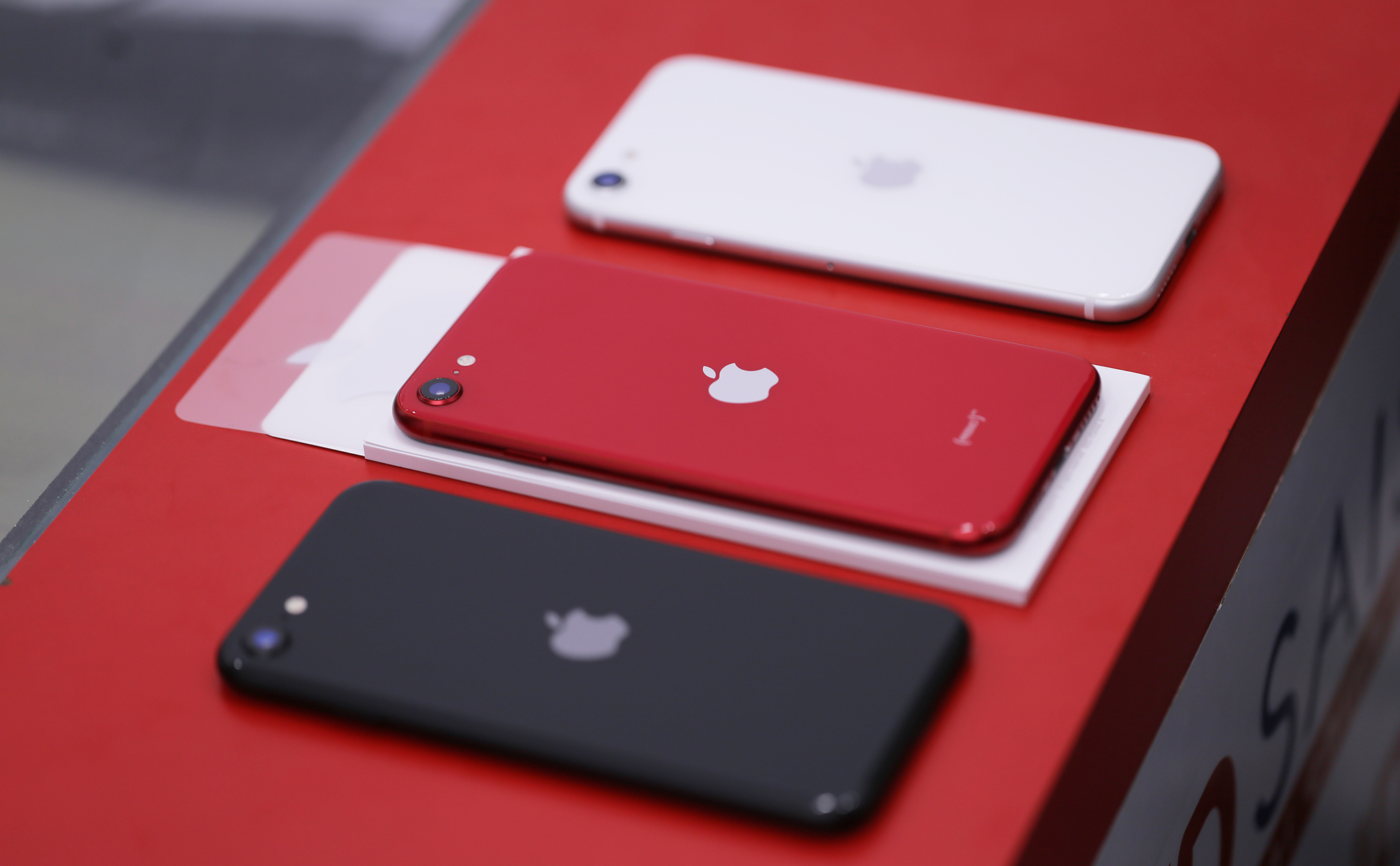 Chuỗi bán lẻ bất ngờ bán ra iPhone SE 2020 đầu tiên tại Việt Nam, giá từ 12,7 triệu đồng - Ảnh 5. Chuỗi bán lẻ bất ngờ bán ra iPhone SE 2020 đầu tiên tại Việt Nam, giá từ 12,7 triệu đồng - Ảnh 5.