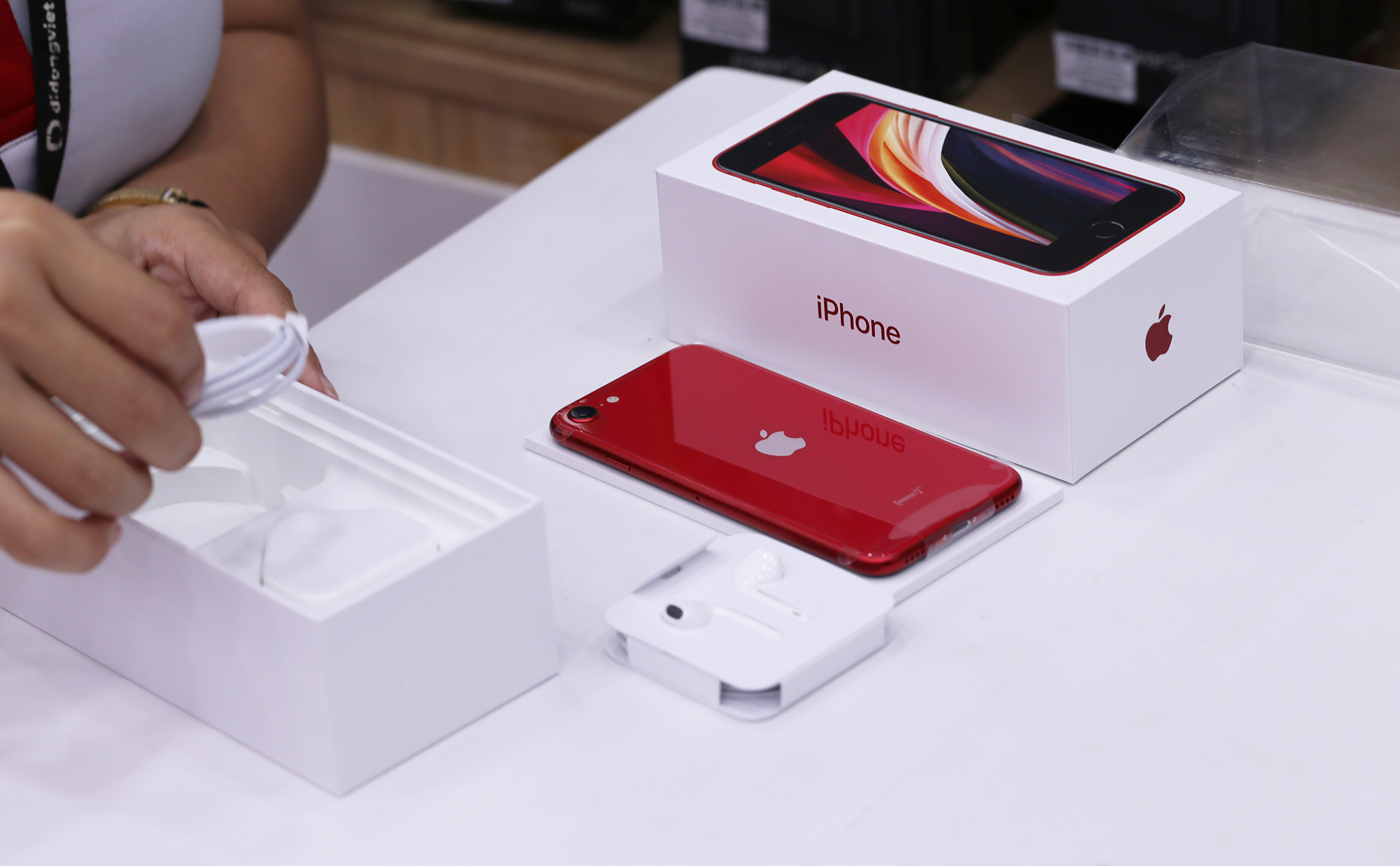 Chuỗi bán lẻ bất ngờ bán ra iPhone SE 2020 đầu tiên tại Việt Nam, giá từ 12,7 triệu đồng - Ảnh 7. Chuỗi bán lẻ bất ngờ bán ra iPhone SE 2020 đầu tiên tại Việt Nam, giá từ 12,7 triệu đồng - Ảnh 7.