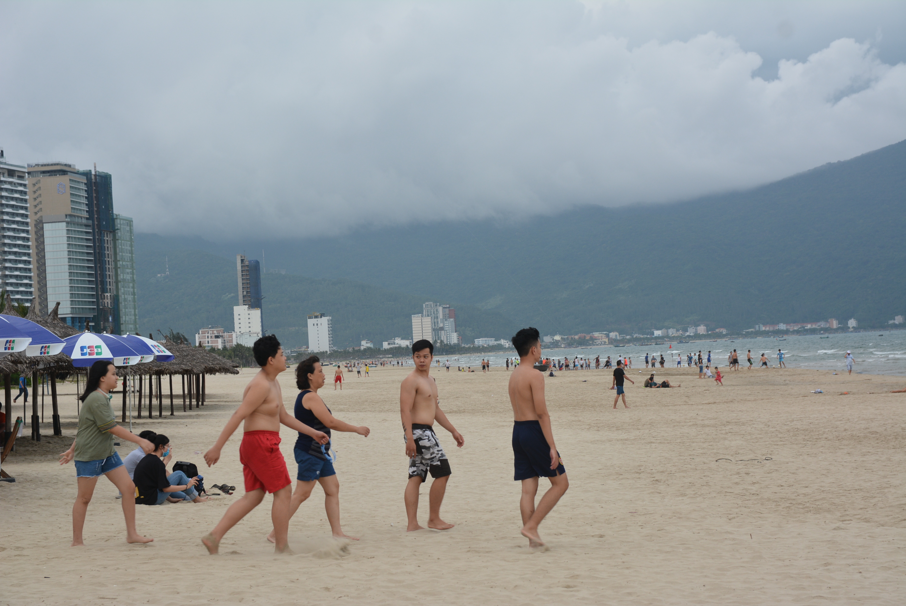 Người Đà Nẵng quá nhớ biển, đi tắm đông đúc ngày đầu tiên hết cách li xã hội - Ảnh 3. Người Đà Nẵng quá nhớ biển, đi tắm đông đúc ngày đầu tiên hết cách li xã hội - Ảnh 3.