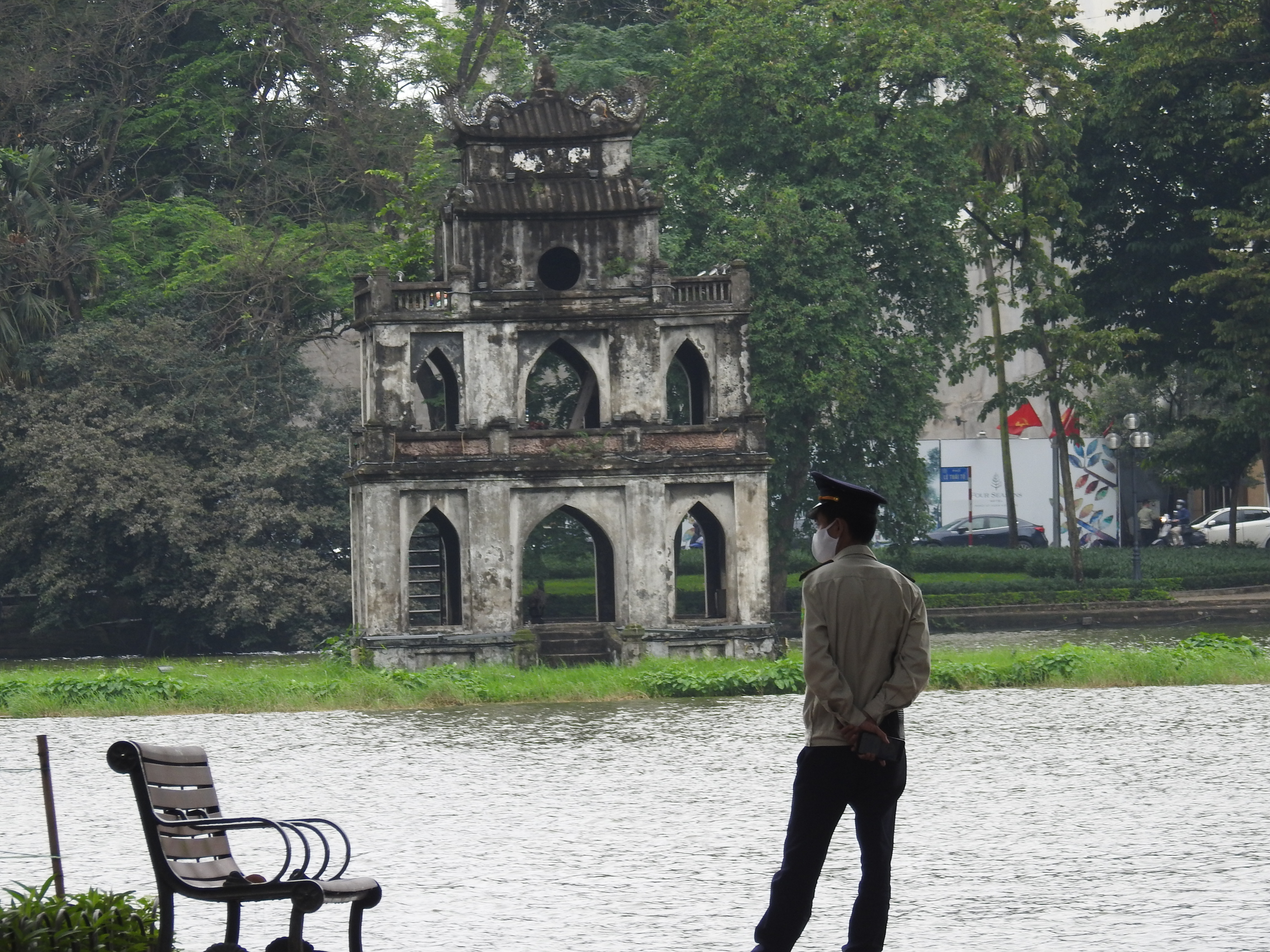 Người dân tản bộ quanh hồ Hoàn Kiếm sau chuỗi ngày dài giãn cách xã hội - Ảnh 3. Người dân tản bộ quanh hồ Hoàn Kiếm sau chuỗi ngày dài giãn cách xã hội - Ảnh 3.
