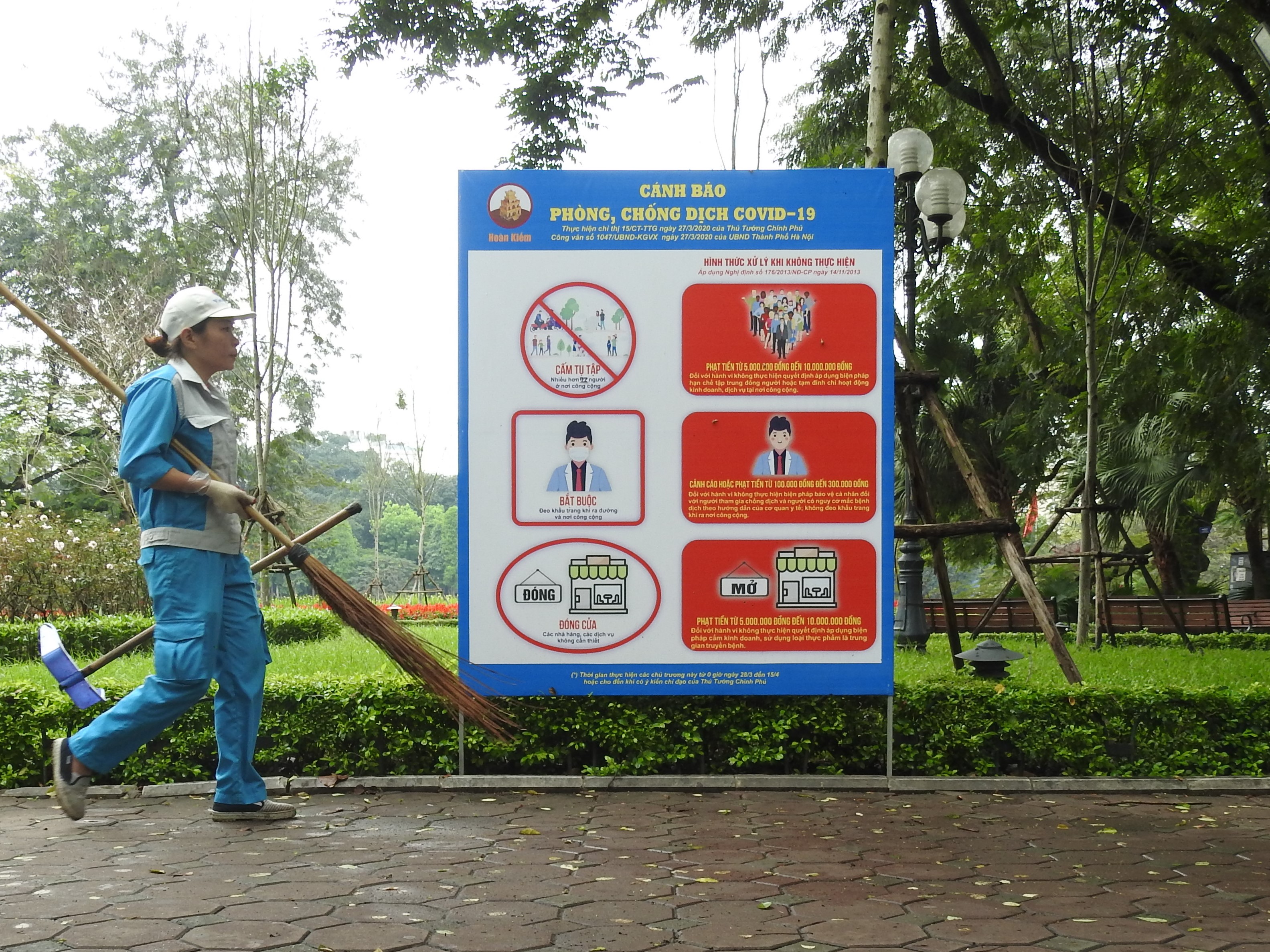 Người dân tản bộ quanh hồ Hoàn Kiếm sau chuỗi ngày dài giãn cách xã hội - Ảnh 5. Người dân tản bộ quanh hồ Hoàn Kiếm sau chuỗi ngày dài giãn cách xã hội - Ảnh 5.