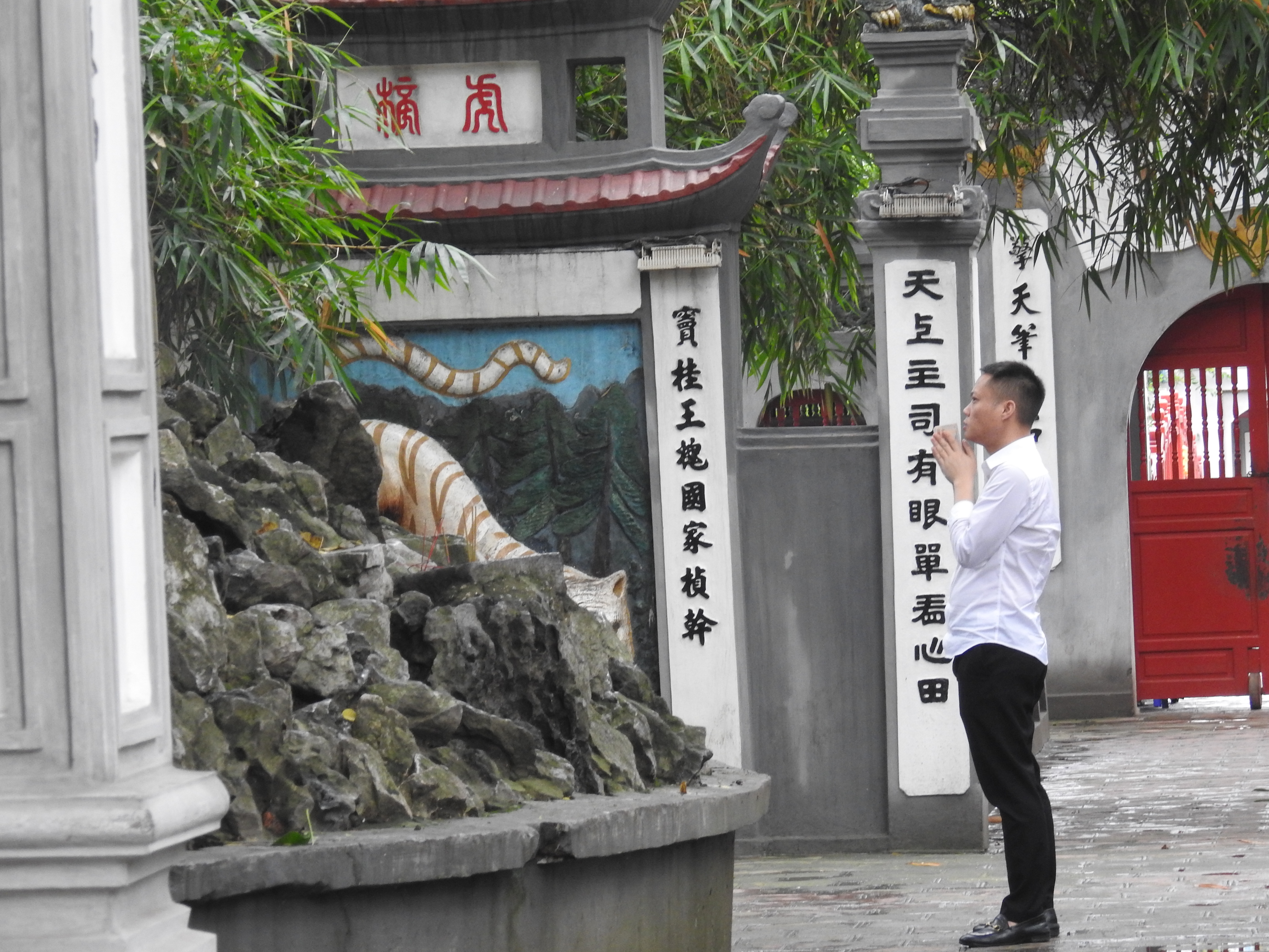 Người dân tản bộ quanh hồ Hoàn Kiếm sau chuỗi ngày dài giãn cách xã hội - Ảnh 7. Người dân tản bộ quanh hồ Hoàn Kiếm sau chuỗi ngày dài giãn cách xã hội - Ảnh 7.