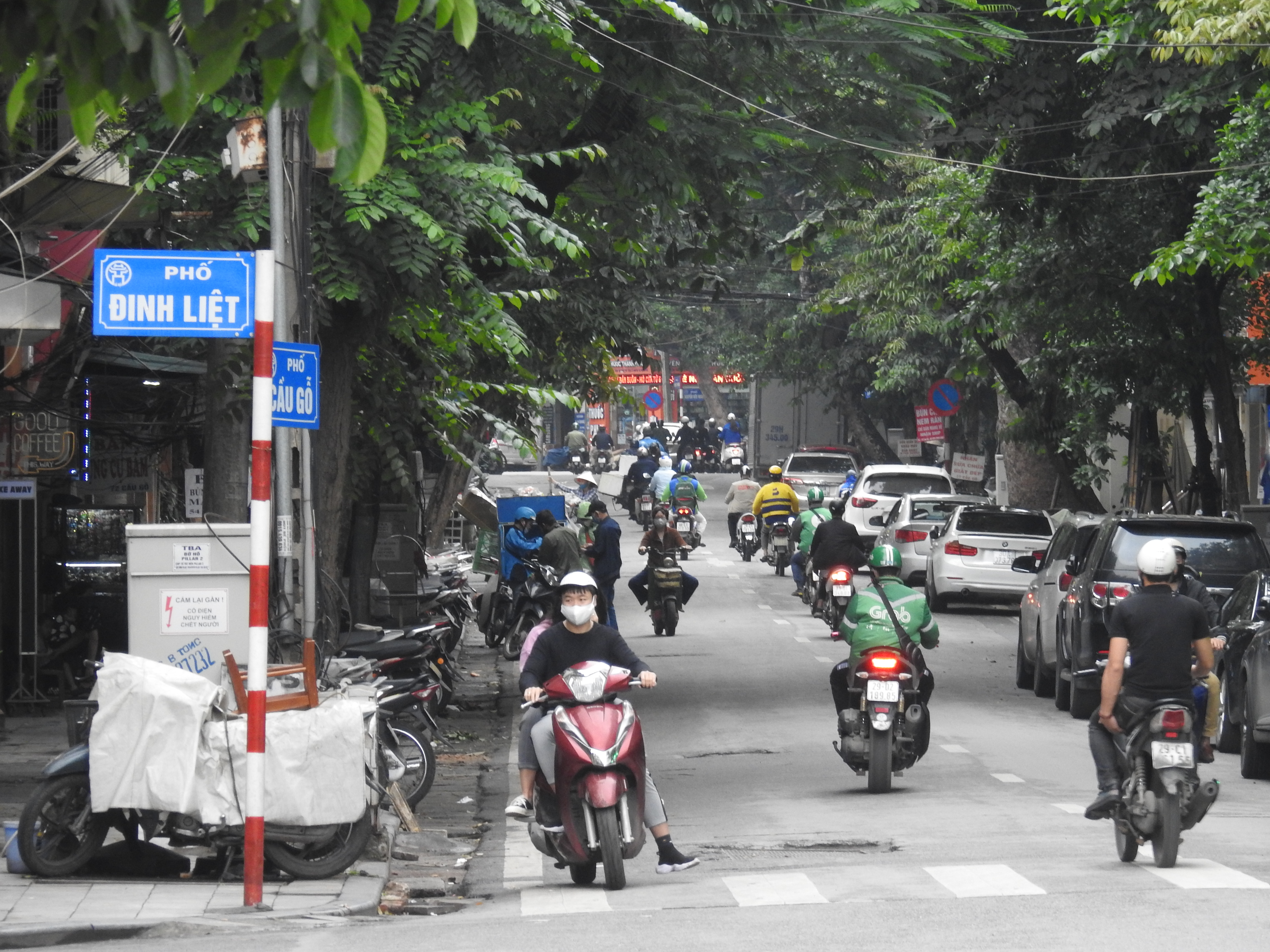 Người dân tản bộ quanh hồ Hoàn Kiếm sau chuỗi ngày dài giãn cách xã hội - Ảnh 12. Người dân tản bộ quanh hồ Hoàn Kiếm sau chuỗi ngày dài giãn cách xã hội - Ảnh 12.