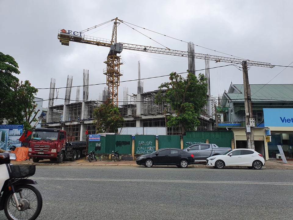 Cần trục tháp vươn ra khỏi phạm vi dự án, tập đoàn Hoành Sơn bị 'tuýt còi' - Ảnh 1. Cần trục tháp vươn ra khỏi phạm vi dự án, tập đoàn Hoành Sơn bị 'tuýt còi' - Ảnh 1.