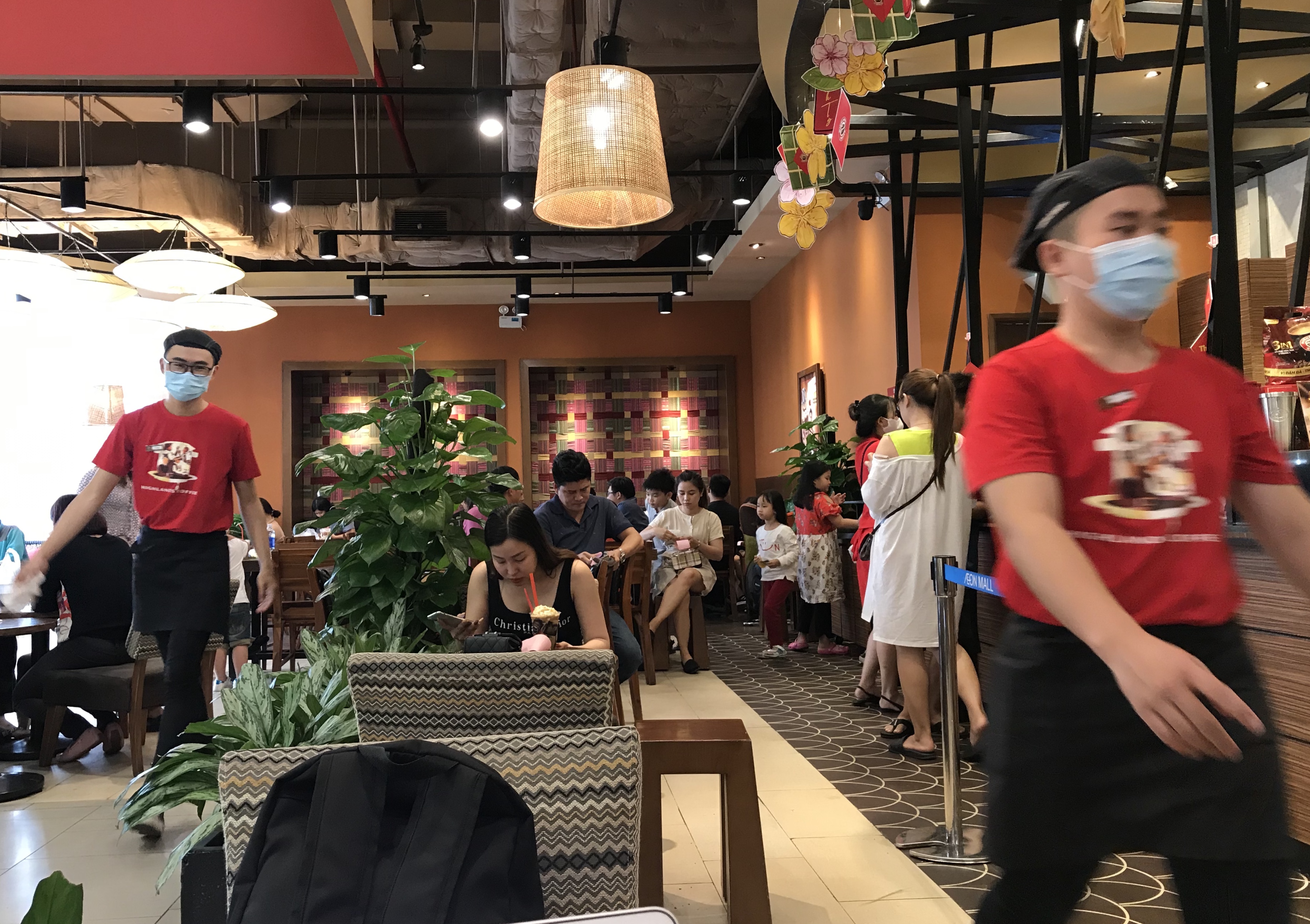 Nhà hàng, quán ăn tại TP HCM phải giữ khoảng cách tối thiểu 1 mét giữa các thực khách - Ảnh 2. Nhà hàng, quán ăn tại TP HCM phải giữ khoảng cách tối thiểu 1 mét giữa các thực khách - Ảnh 2.
