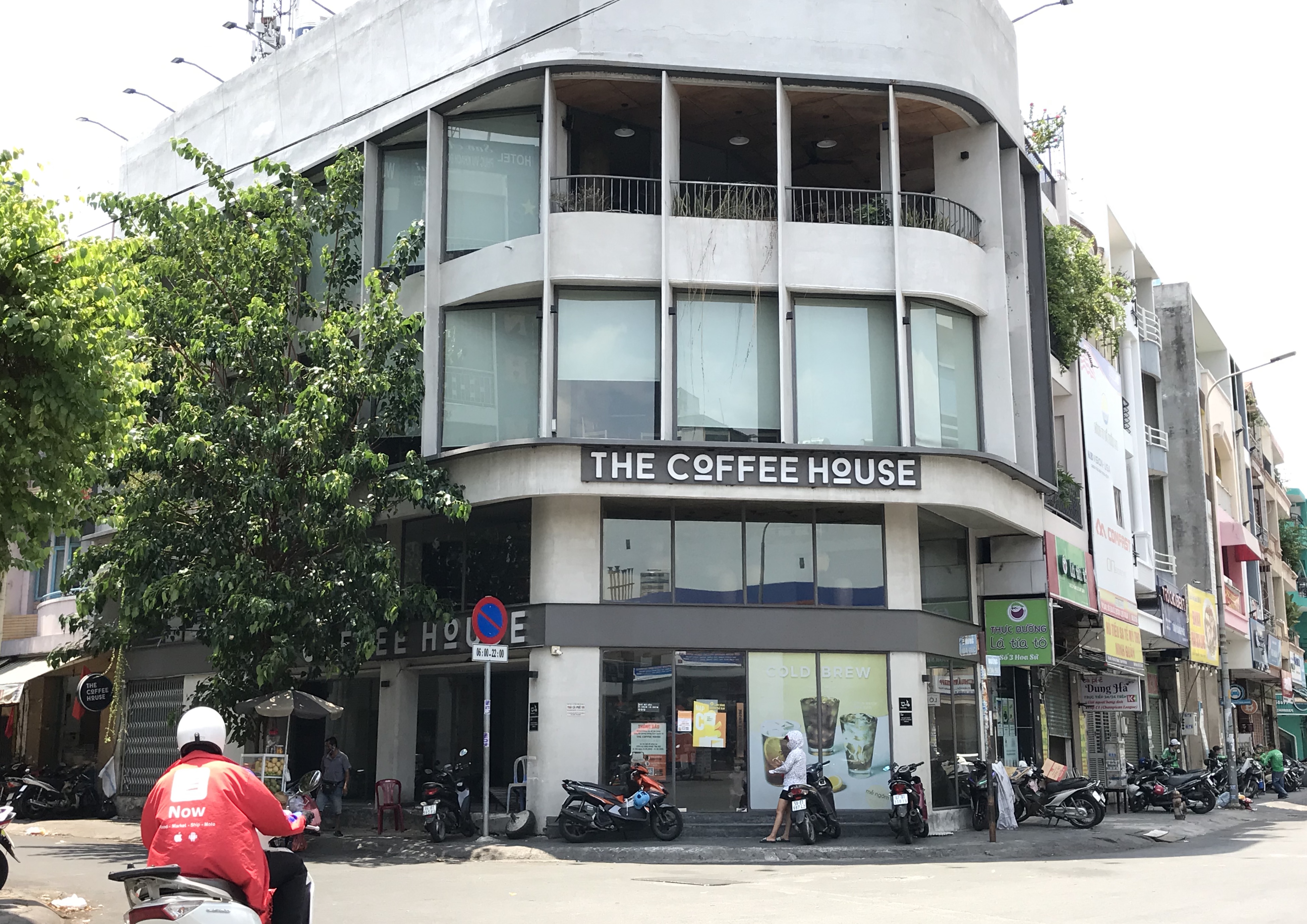 Hàng quán Sài Gòn ồ ạt mở cửa lại, khách uống cà phê ngồi san sát khi vừa được hết cách li xã hội - Ảnh 14.