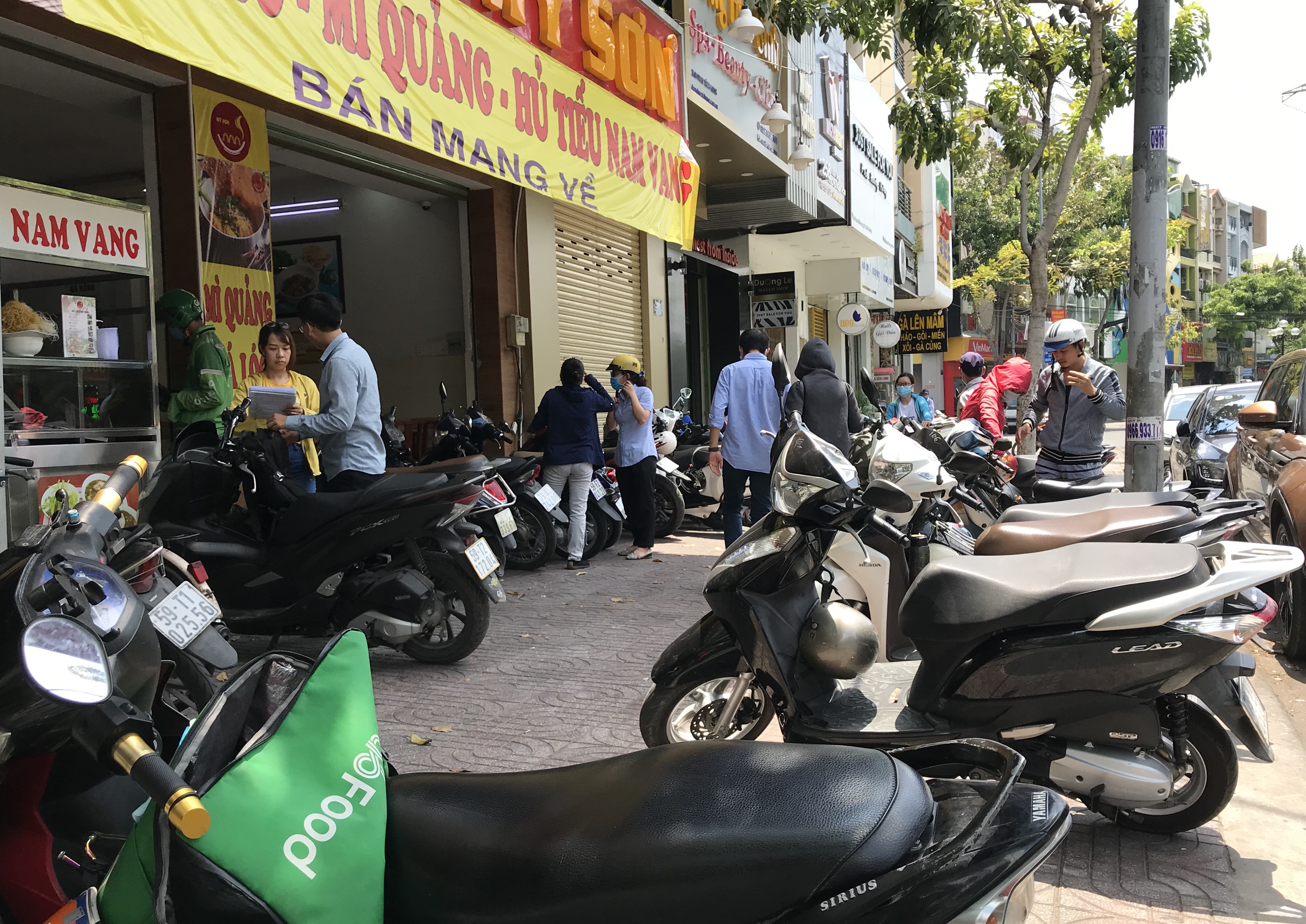 Hàng quán Sài Gòn ồ ạt mở cửa lại, khách uống cà phê ngồi san sát khi vừa được hết cách li xã hội - Ảnh 2.