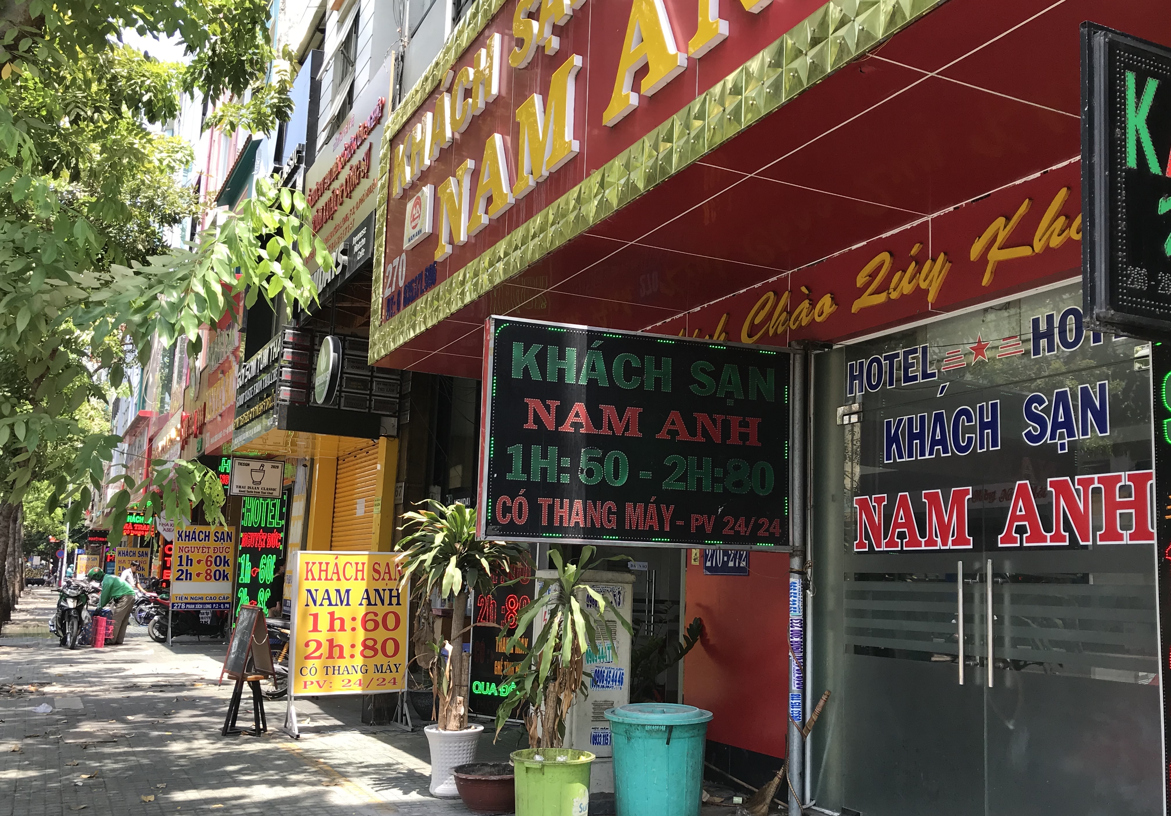 Hàng quán Sài Gòn ồ ạt mở cửa lại, khách uống cà phê ngồi san sát khi vừa được hết cách li xã hội - Ảnh 10.