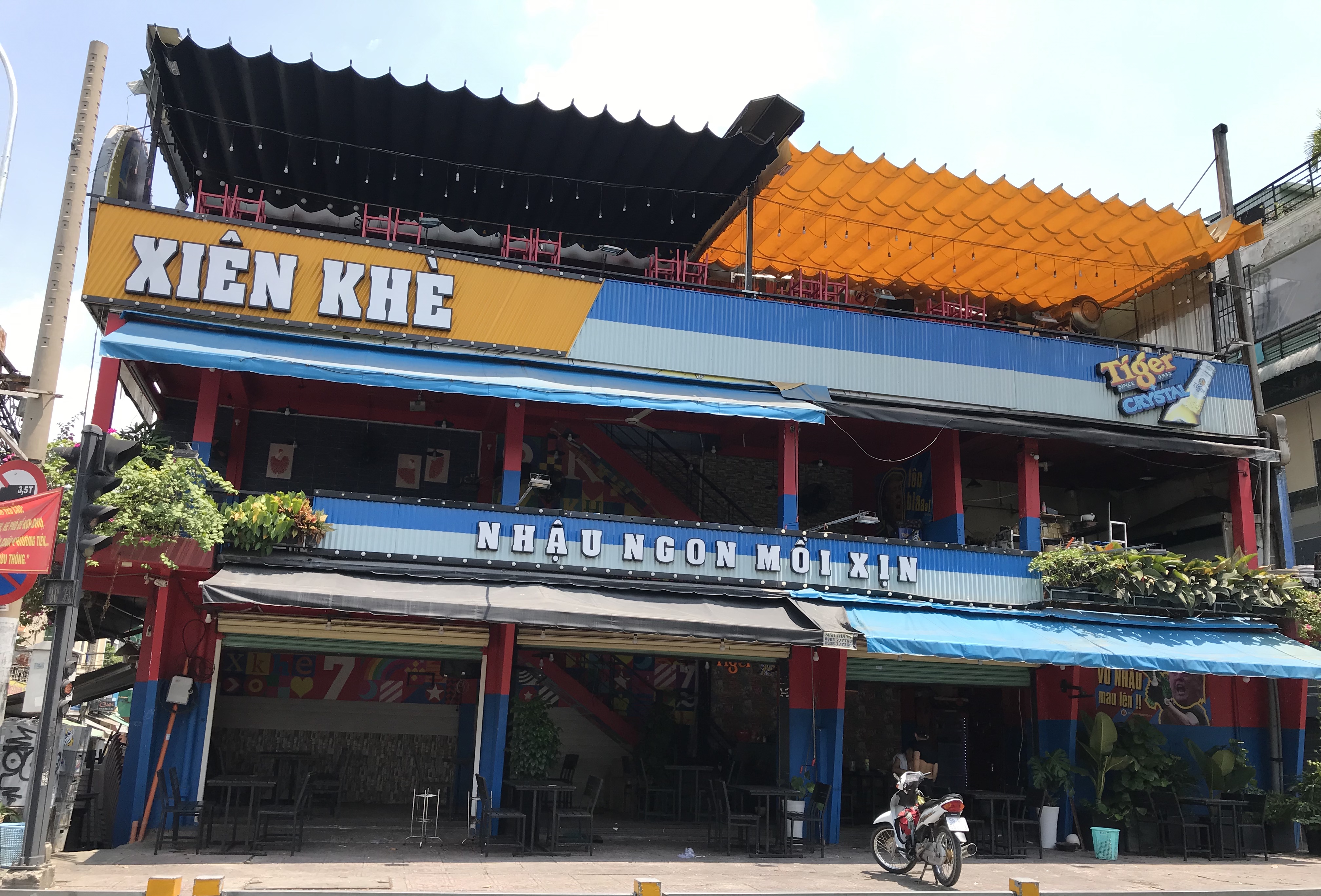 Hàng quán Sài Gòn ồ ạt mở cửa lại, khách uống cà phê ngồi san sát khi vừa được hết cách li xã hội - Ảnh 12.