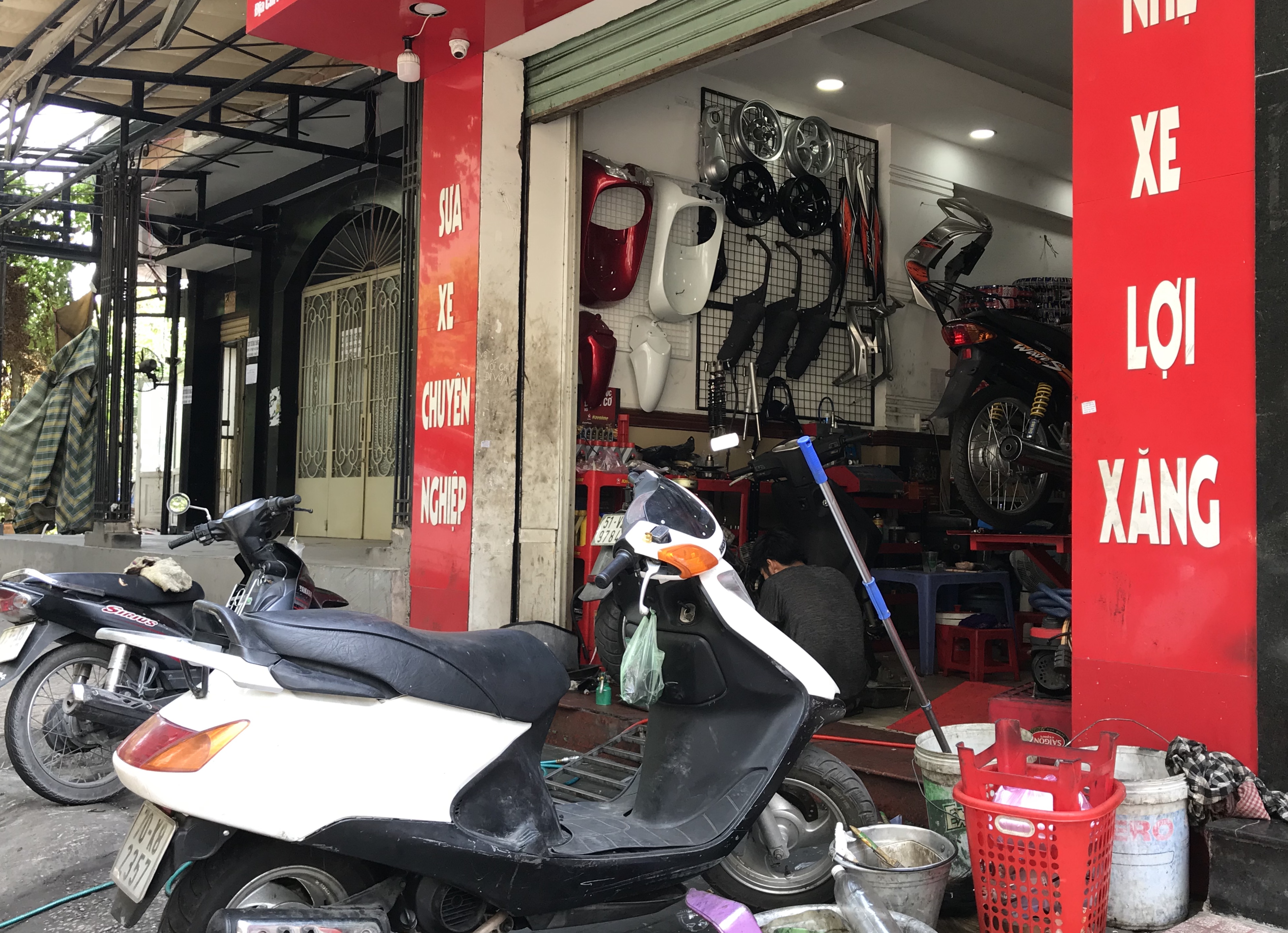 Hàng quán Sài Gòn ồ ạt mở cửa lại, khách uống cà phê ngồi san sát khi vừa được hết cách li xã hội - Ảnh 9.
