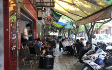 Hàng quán Sài Gòn đã ồ ạt mở bán, khách uống cà phê ngồi san sát nhau