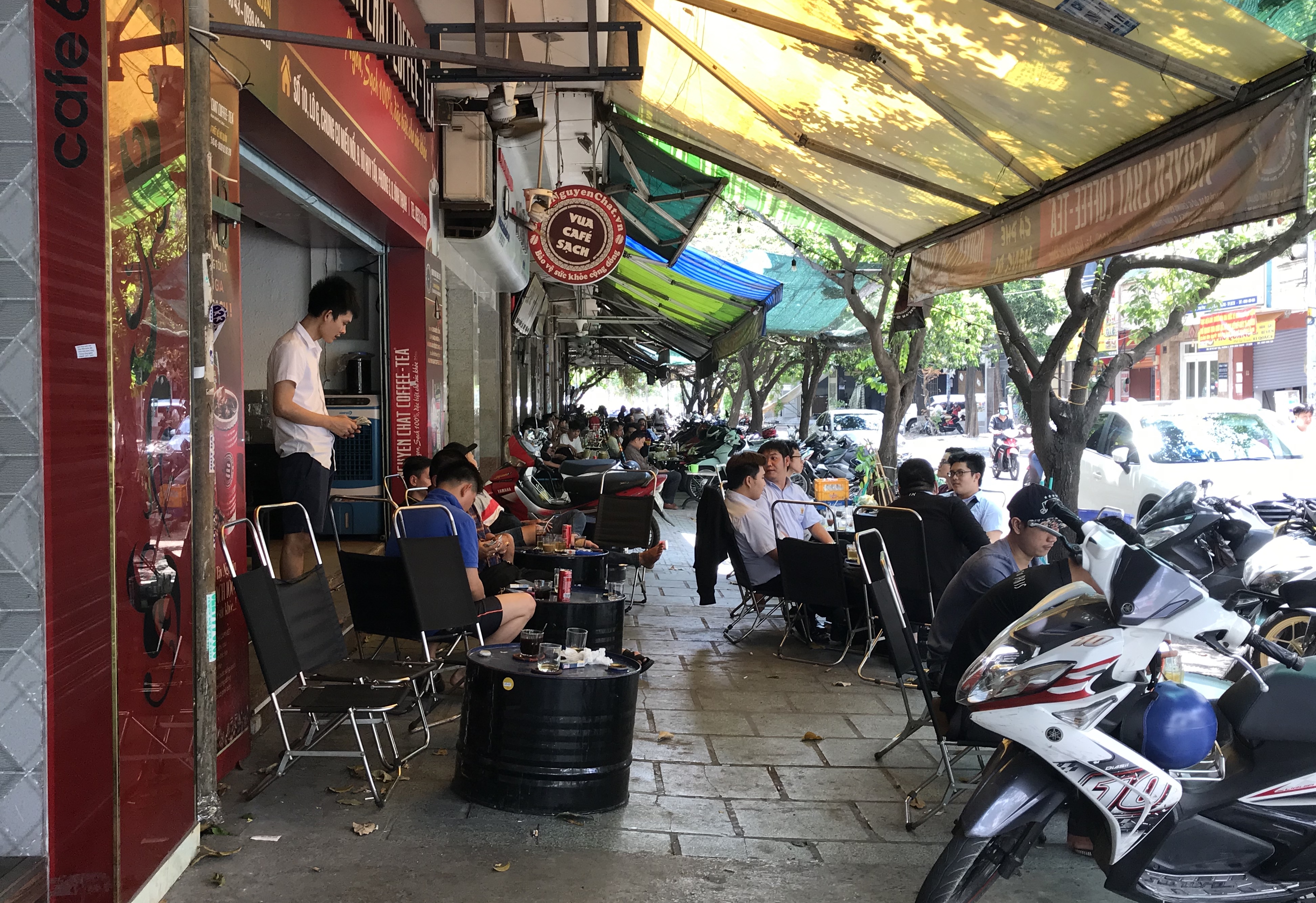 Hàng quán Sài Gòn ồ ạt mở cửa lại, khách uống cà phê ngồi san sát khi vừa được hết cách li xã hội - Ảnh 3.