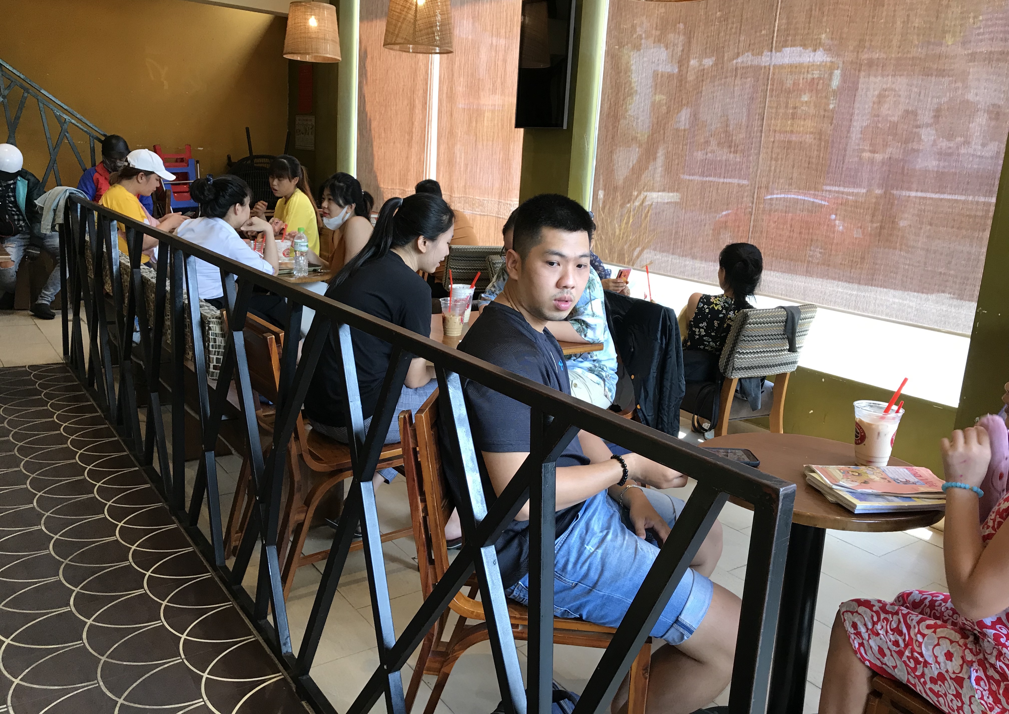 Hàng quán Sài Gòn ồ ạt mở cửa lại, khách uống cà phê ngồi san sát khi vừa được hết cách li xã hội - Ảnh 5.