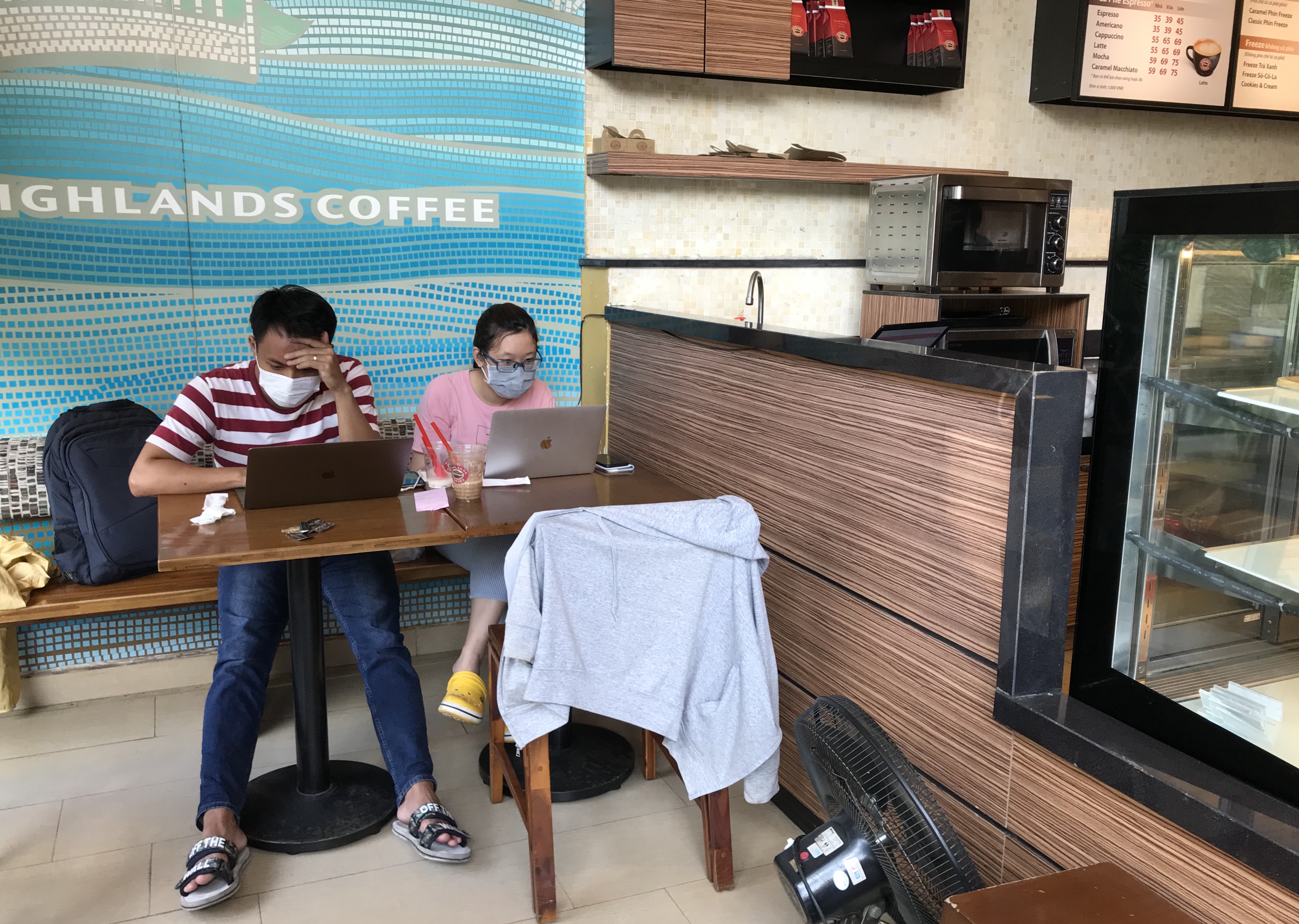 Hàng quán Sài Gòn ồ ạt mở cửa lại, khách uống cà phê ngồi san sát khi vừa được hết cách li xã hội - Ảnh 6.