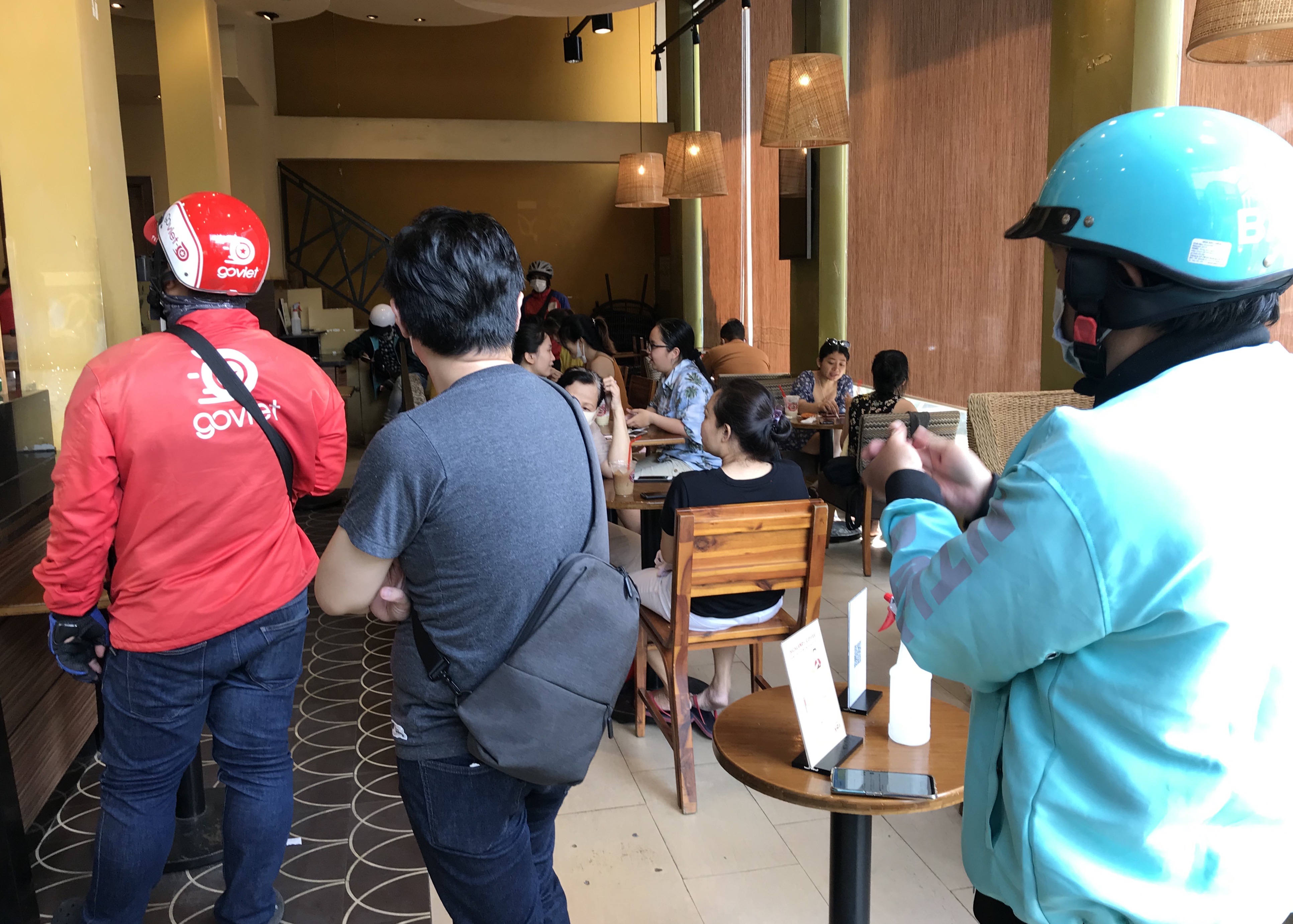 Hàng quán Sài Gòn ồ ạt mở cửa lại, khách uống cà phê ngồi san sát khi vừa được hết cách li xã hội - Ảnh 1.