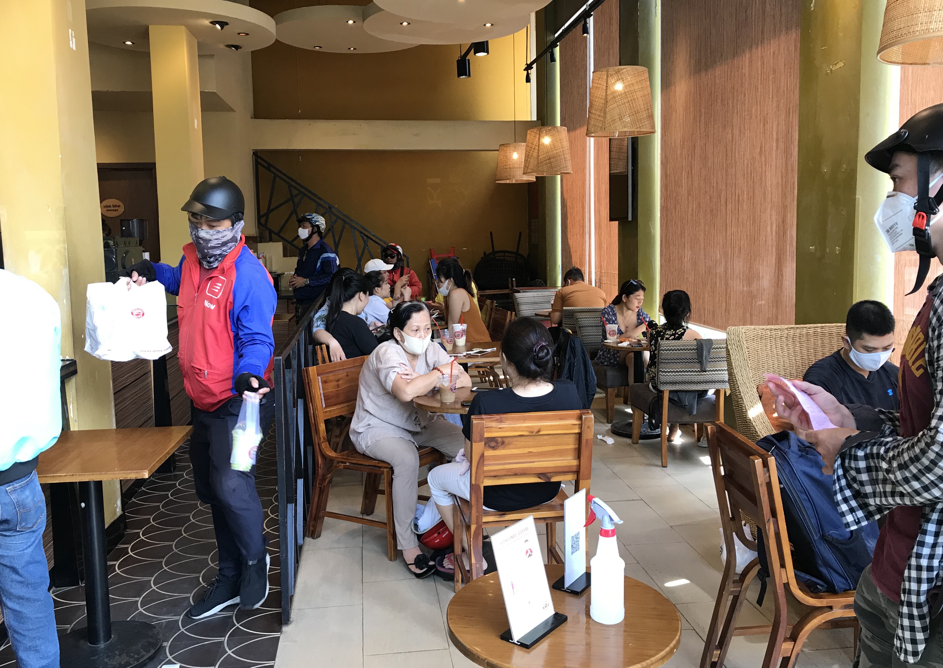 Hàng quán Sài Gòn ồ ạt mở cửa lại, khách uống cà phê ngồi san sát khi vừa được hết cách li xã hội - Ảnh 7.