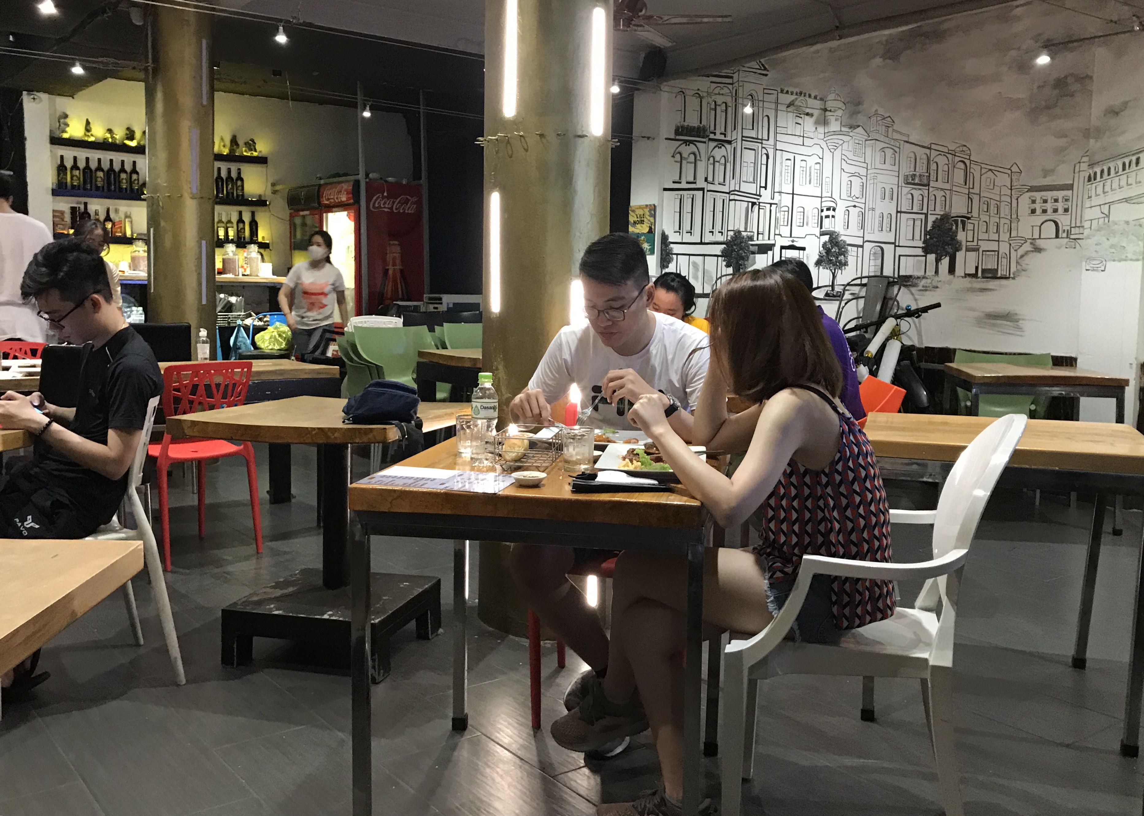 Nhà hàng, quán ăn tại TP HCM phải giữ khoảng cách tối thiểu 1 mét giữa các thực khách - Ảnh 1. Nhà hàng, quán ăn tại TP HCM phải giữ khoảng cách tối thiểu 1 mét giữa các thực khách - Ảnh 1.