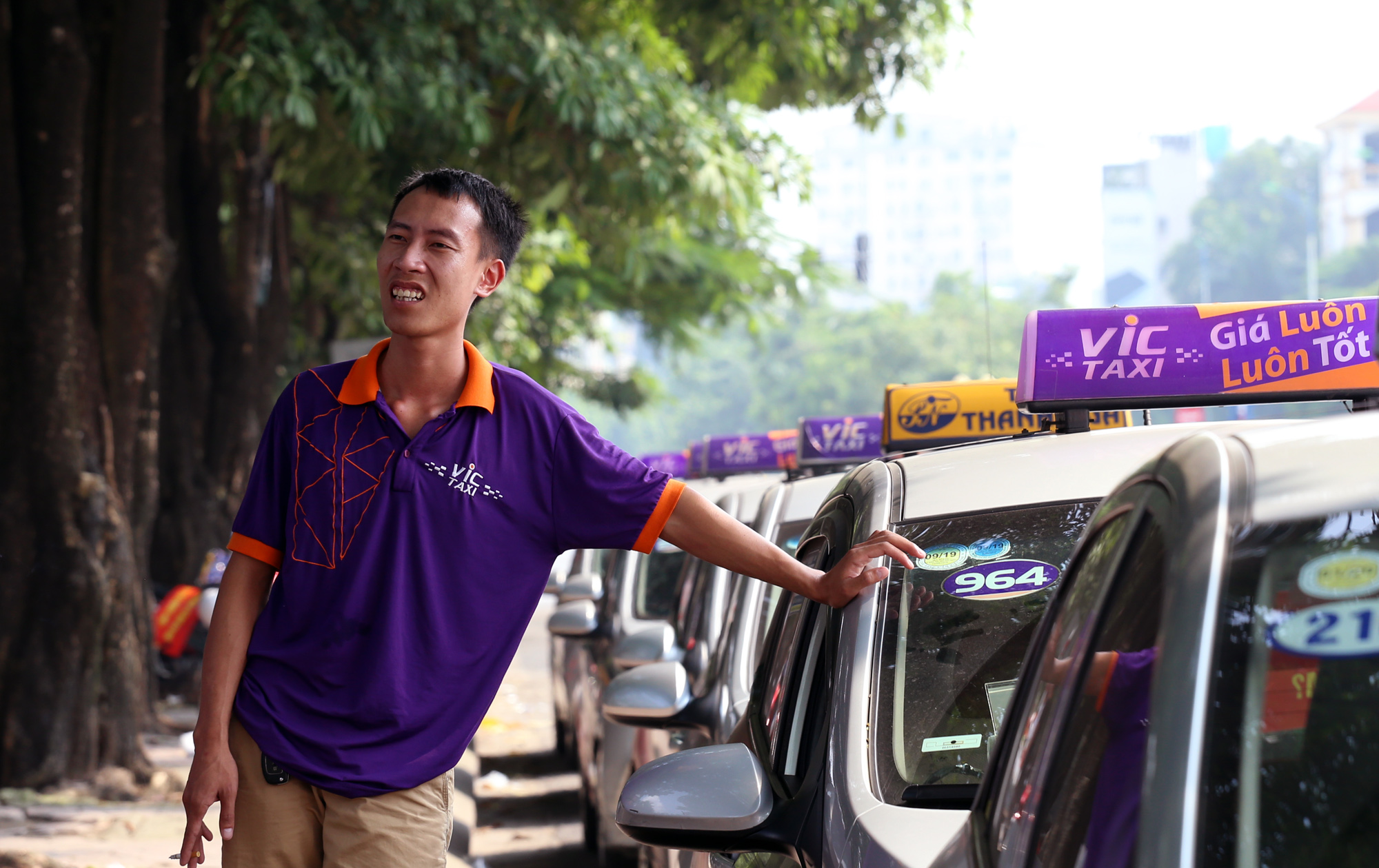 Taxi, xe hợp đồng dưới 9 chỗ ở Hà Nội hoạt động thế nào từ hôm nay? - Ảnh 1.