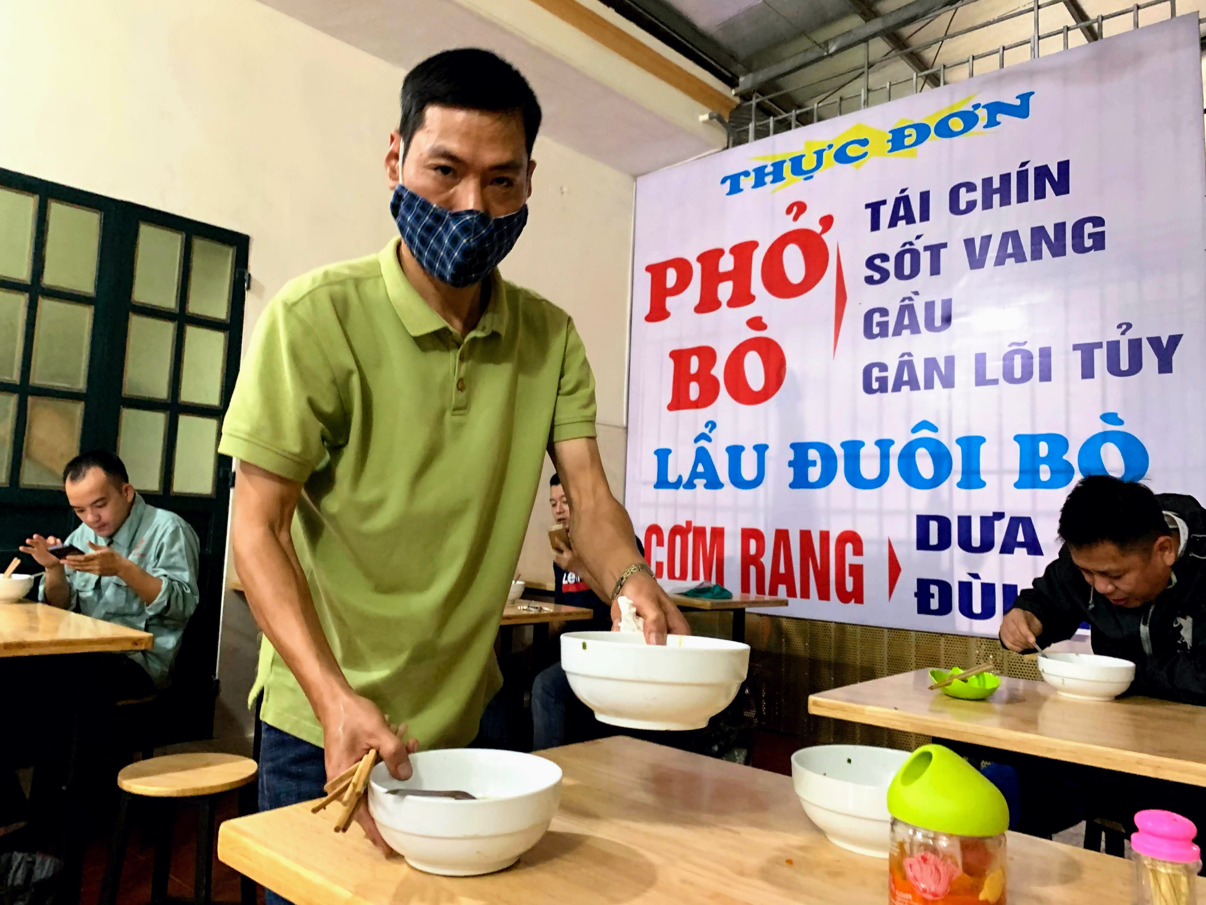 Người Hà Nội đội mưa đi ăn phở, uống cà phê sau cách li: 'Thèm quá, không chịu được' - Ảnh 4. Người Hà Nội đội mưa đi ăn phở, uống cà phê sau cách li: 'Thèm quá, không chịu được' - Ảnh 4.