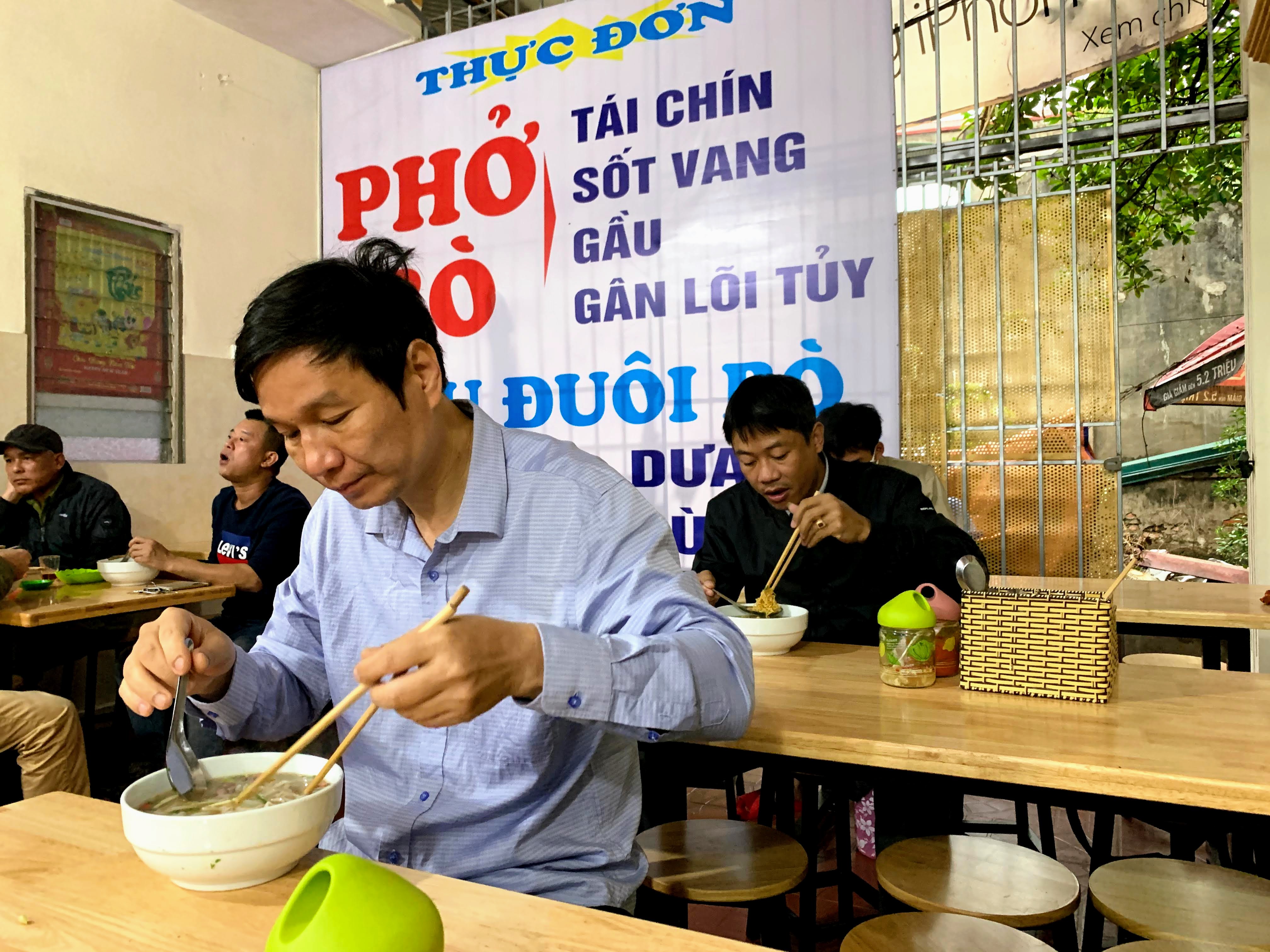 Người Hà Nội đội mưa đi ăn phở, uống cà phê sau cách li: 'Thèm quá, không chịu được' - Ảnh 5. Người Hà Nội đội mưa đi ăn phở, uống cà phê sau cách li: 'Thèm quá, không chịu được' - Ảnh 5.