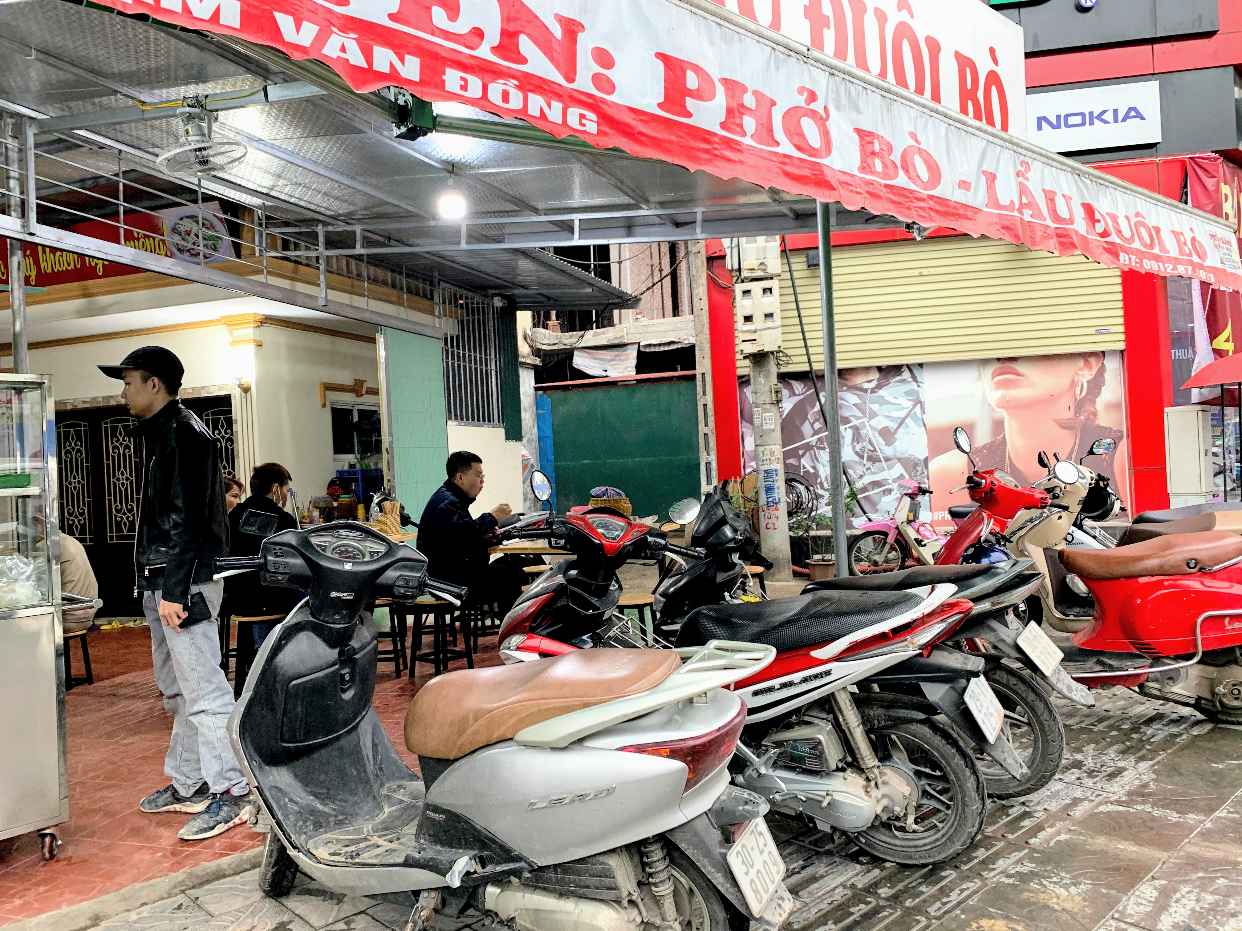 Người Hà Nội đội mưa đi ăn phở, uống cà phê sau cách li: 'Thèm quá, không chịu được' - Ảnh 3. Người Hà Nội đội mưa đi ăn phở, uống cà phê sau cách li: 'Thèm quá, không chịu được' - Ảnh 3.