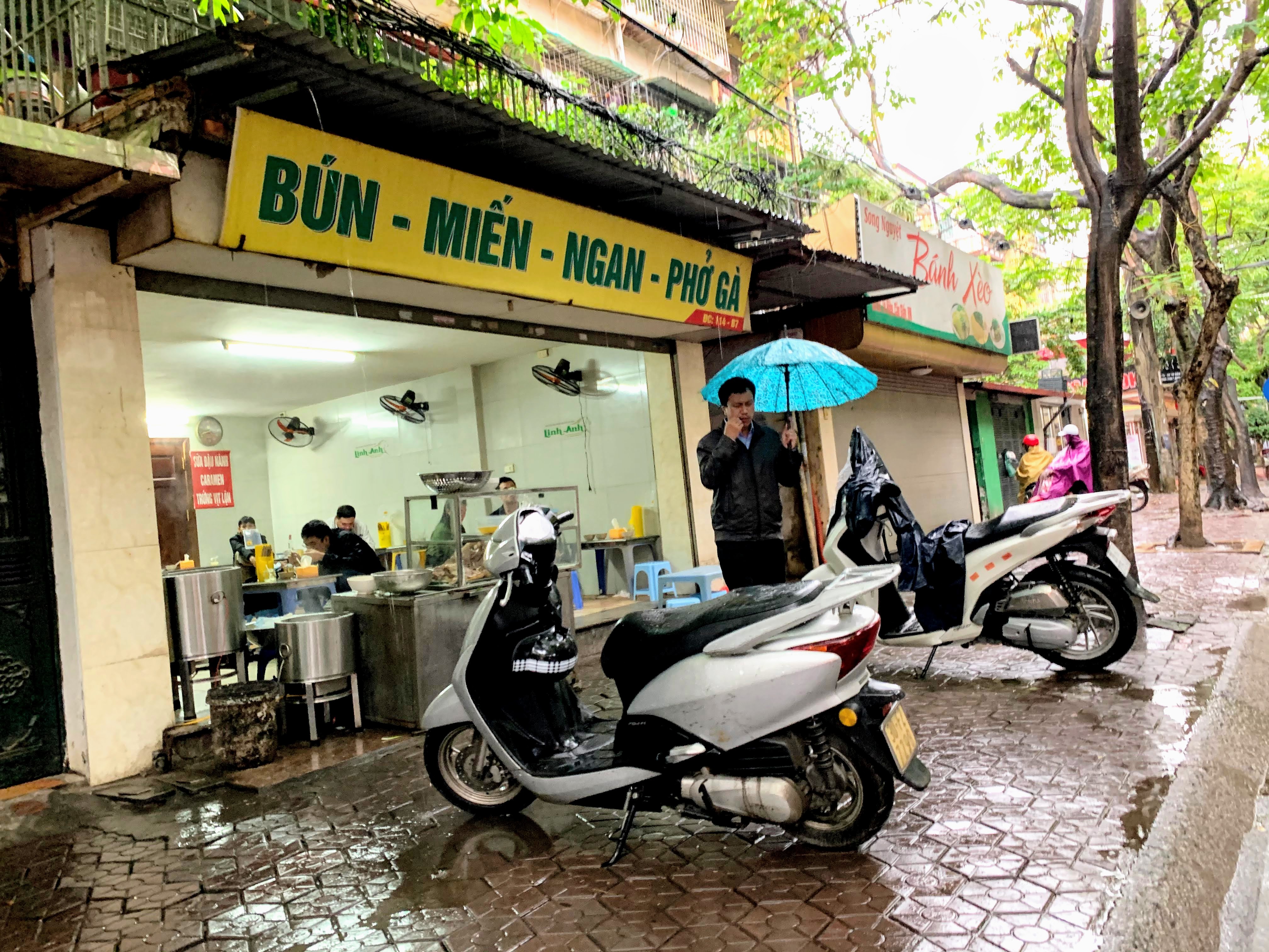 Người Hà Nội đội mưa đi ăn phở, uống cà phê sau cách li: 'Thèm quá, không chịu được' - Ảnh 2. Người Hà Nội đội mưa đi ăn phở, uống cà phê sau cách li: 'Thèm quá, không chịu được' - Ảnh 2.