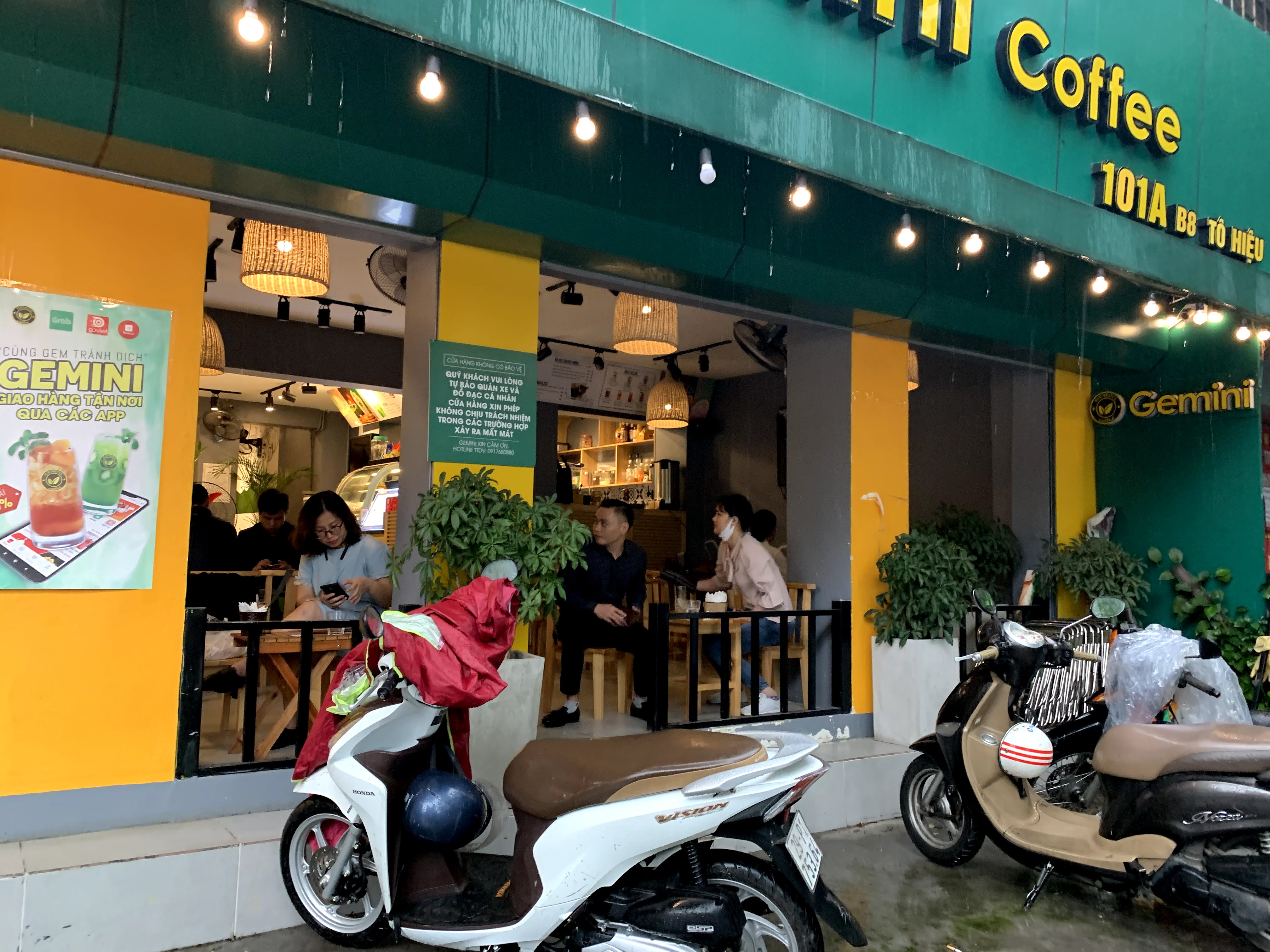 Người Hà Nội đội mưa đi ăn phở, uống cà phê sau cách li: 'Thèm quá, không chịu được' - Ảnh 8. Người Hà Nội đội mưa đi ăn phở, uống cà phê sau cách li: 'Thèm quá, không chịu được' - Ảnh 8.