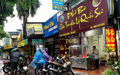 Người Hà Nội đội mưa đi ăn phở, uống cà phê sau gần một tháng cách li xã hội