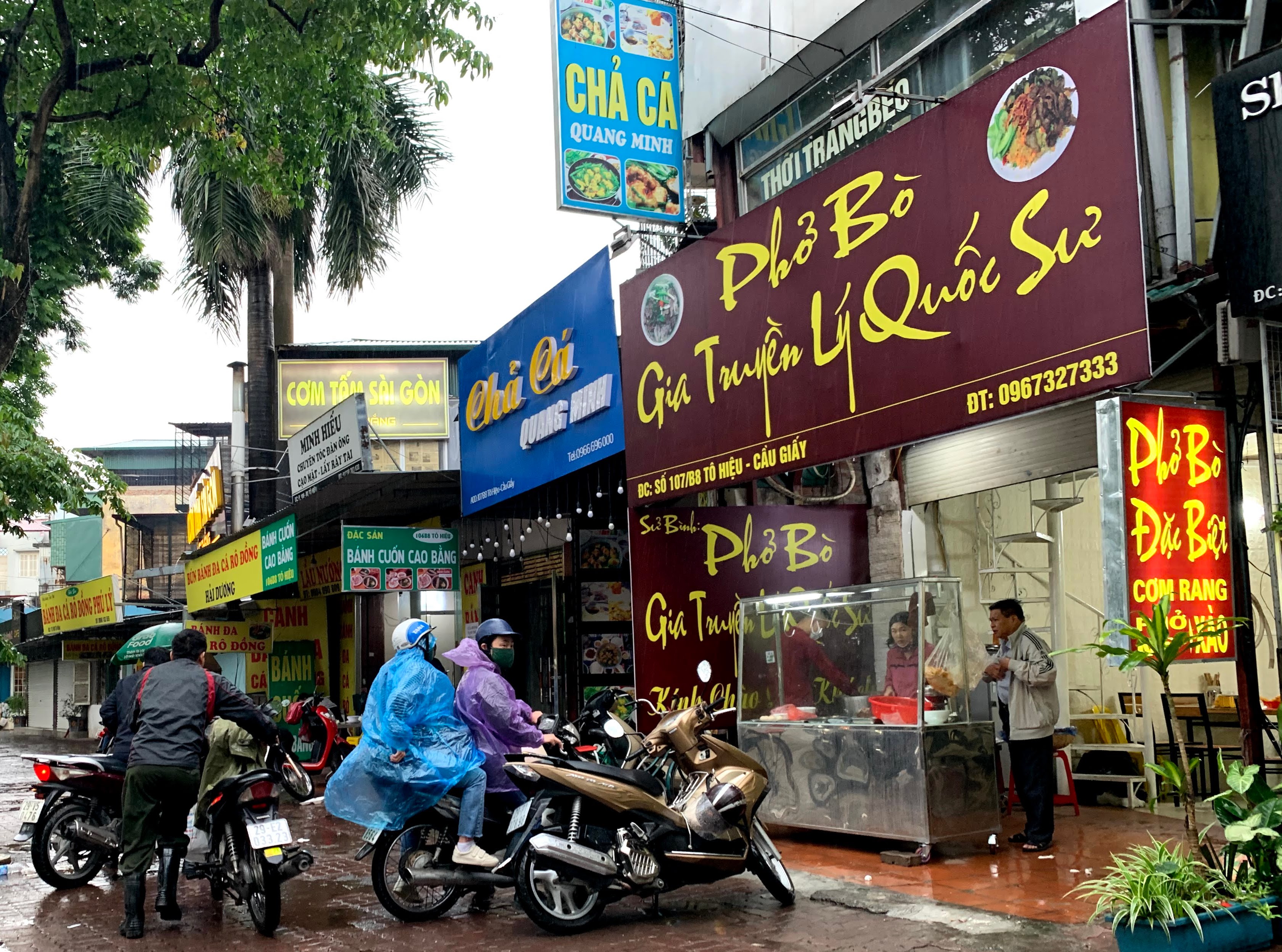 Người Hà Nội đội mưa đi ăn phở, uống cà phê sau cách li: 'Thèm quá, không chịu được' - Ảnh 1. Người Hà Nội đội mưa đi ăn phở, uống cà phê sau cách li: 'Thèm quá, không chịu được' - Ảnh 1.
