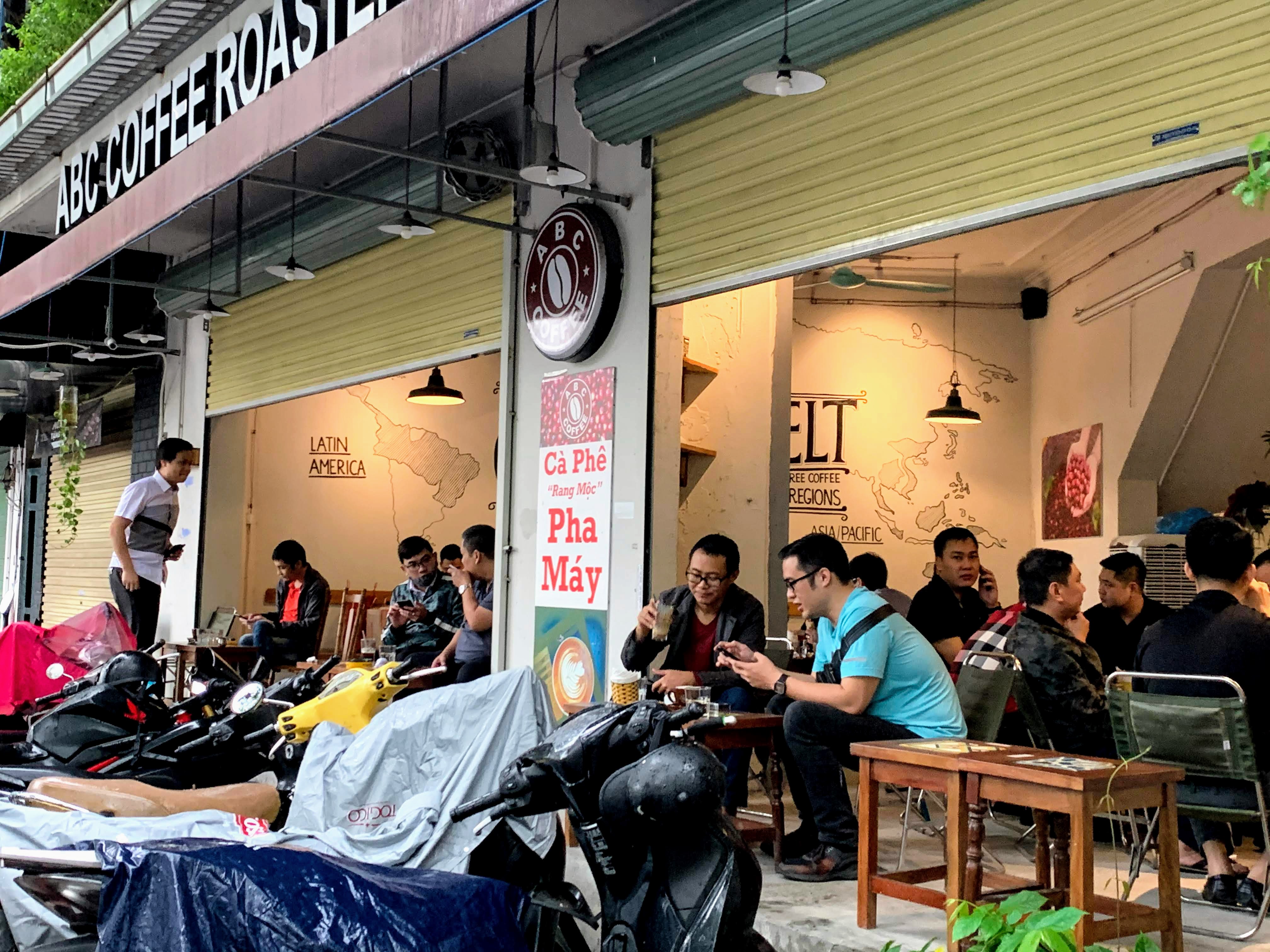 Người Hà Nội đội mưa đi ăn phở, uống cà phê sau cách li: 'Thèm quá, không chịu được' - Ảnh 7. Người Hà Nội đội mưa đi ăn phở, uống cà phê sau cách li: 'Thèm quá, không chịu được' - Ảnh 7.