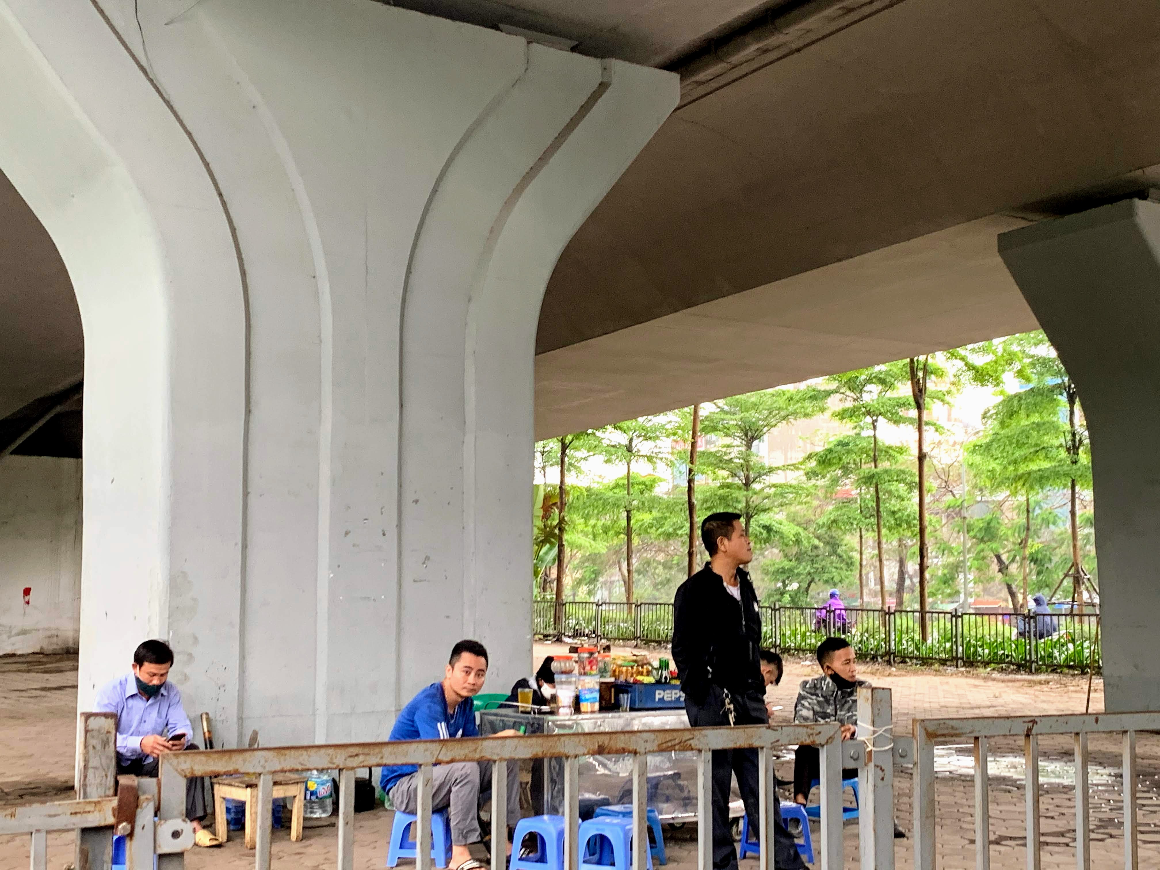Người Hà Nội đội mưa đi ăn phở, uống cà phê sau cách li: 'Thèm quá, không chịu được' - Ảnh 12. Người Hà Nội đội mưa đi ăn phở, uống cà phê sau cách li: 'Thèm quá, không chịu được' - Ảnh 12.