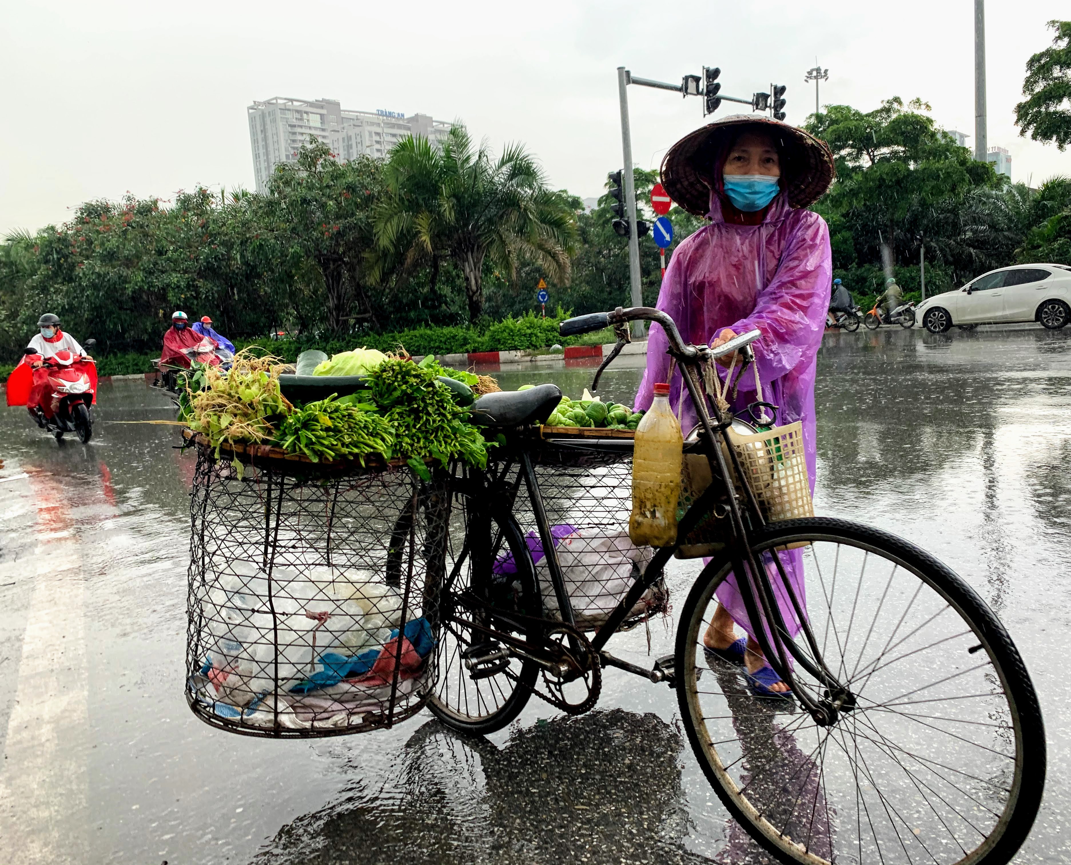 Người Hà Nội đội mưa đi ăn phở, uống cà phê sau cách li: 'Thèm quá, không chịu được' - Ảnh 11. Người Hà Nội đội mưa đi ăn phở, uống cà phê sau cách li: 'Thèm quá, không chịu được' - Ảnh 11.