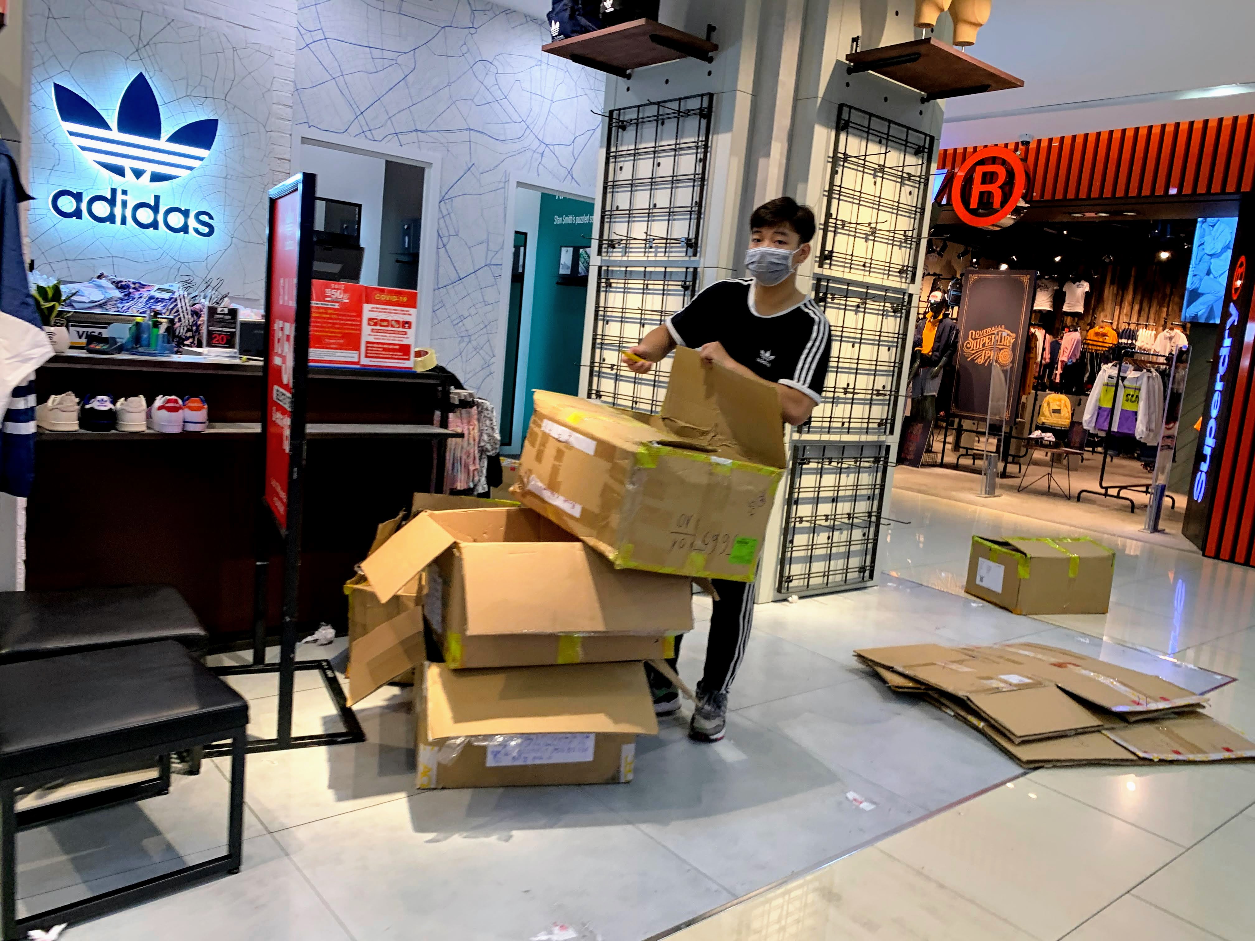 Trung tâm thương mại rục rịch mở cửa trở lại, chạy khuyến mãi sâu để mời gọi khách hàng - Ảnh 5.