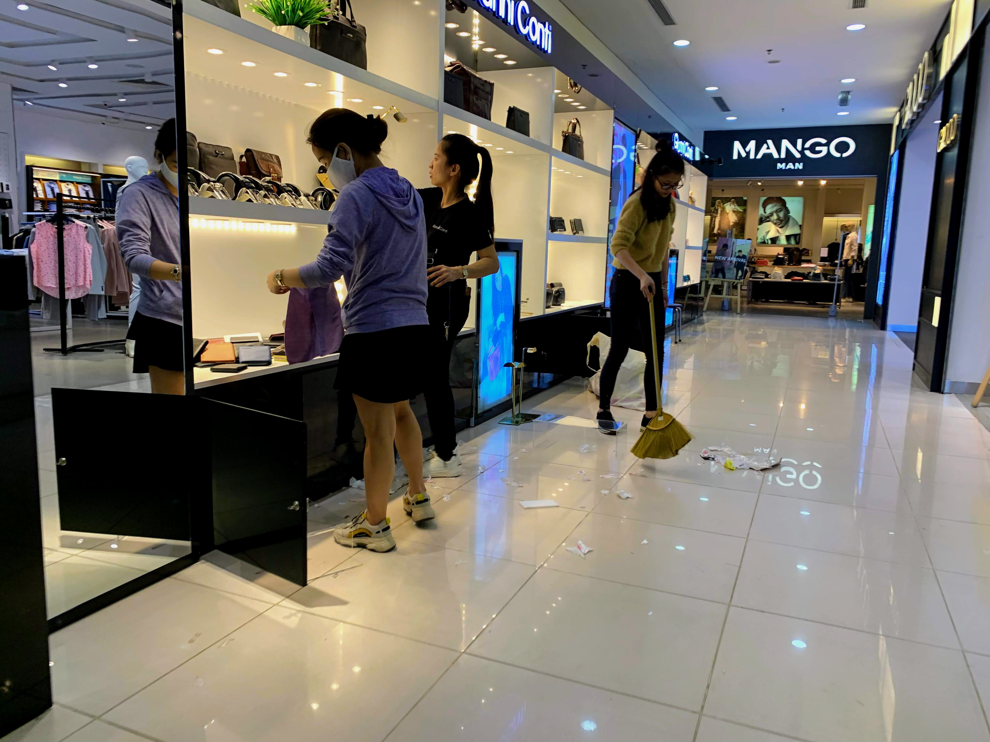 Trung tâm thương mại rục rịch mở cửa trở lại, chạy khuyến mãi sâu để mời gọi khách hàng - Ảnh 7.