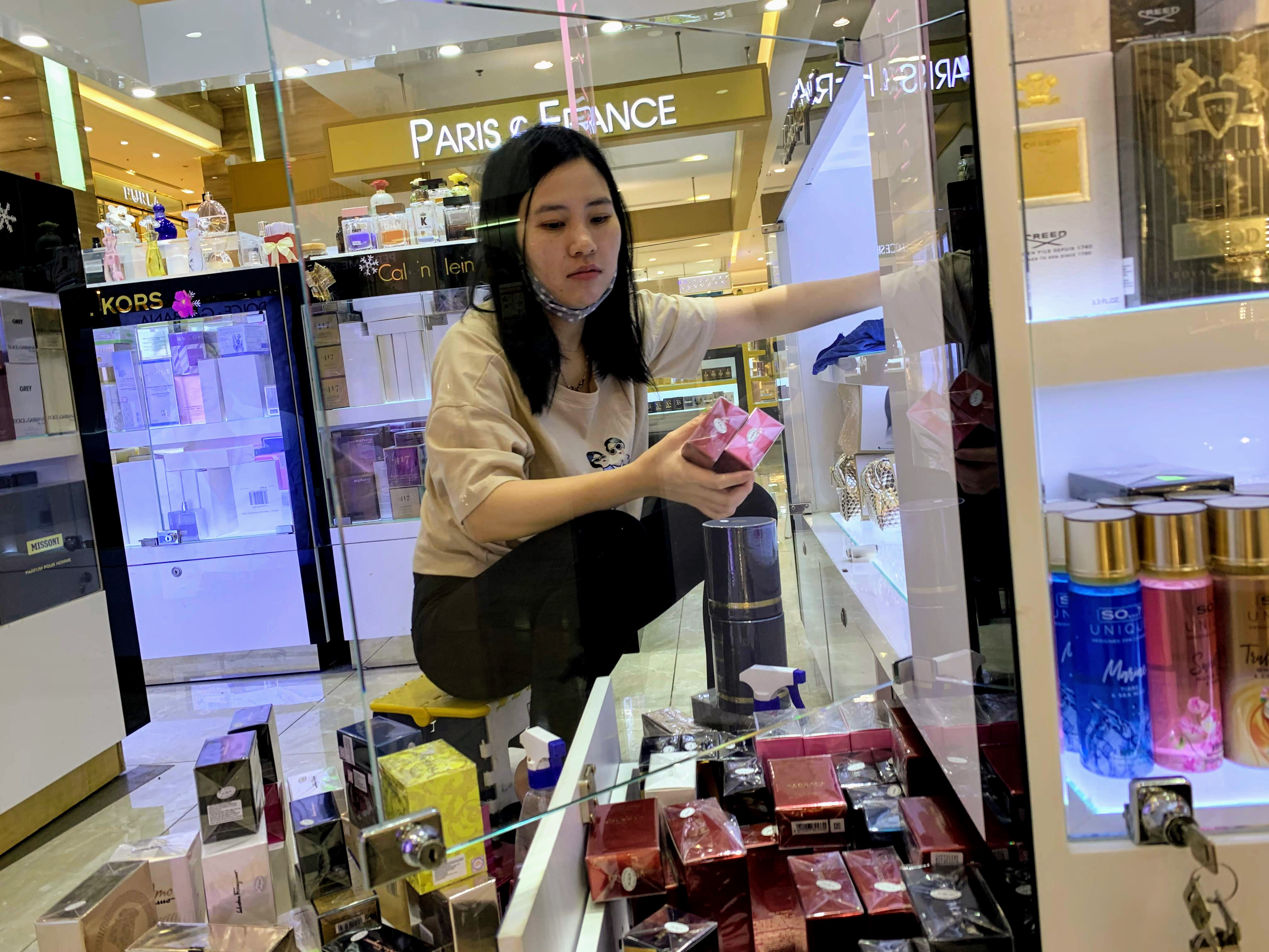 Trung tâm thương mại rục rịch mở cửa trở lại, chạy khuyến mãi sâu để mời gọi khách hàng - Ảnh 3.