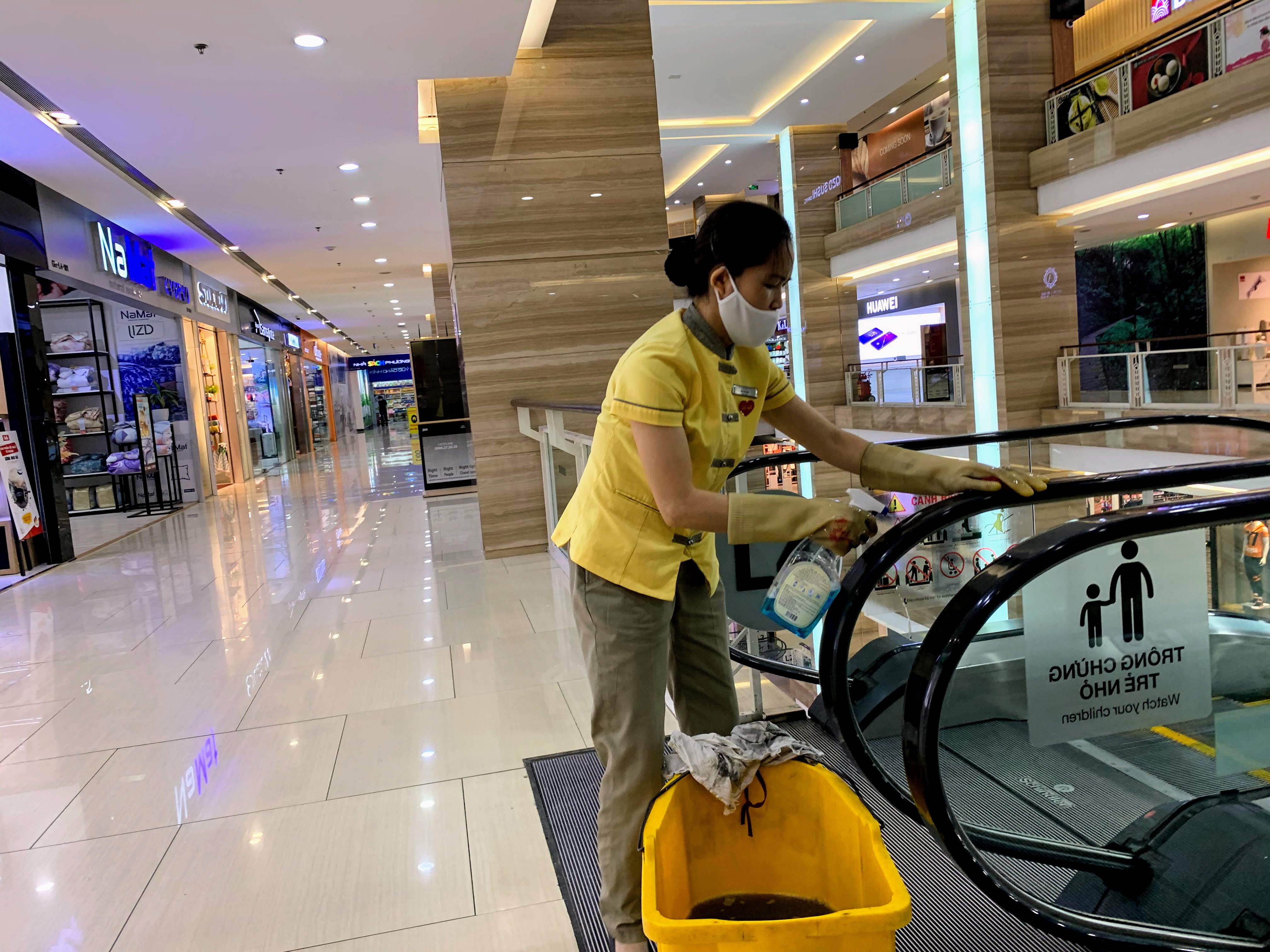 Trung tâm thương mại rục rịch mở cửa trở lại, chạy khuyến mãi sâu để mời gọi khách hàng - Ảnh 12.