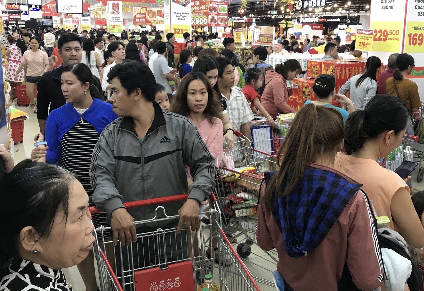 Siêu thị, trung tâm thương mại Sài Gòn phòng dịch Covid-19 kém sẽ bị ngưng hoạt động - Ảnh 1. Siêu thị, trung tâm thương mại Sài Gòn phòng dịch Covid-19 kém sẽ bị ngưng hoạt động - Ảnh 1.
