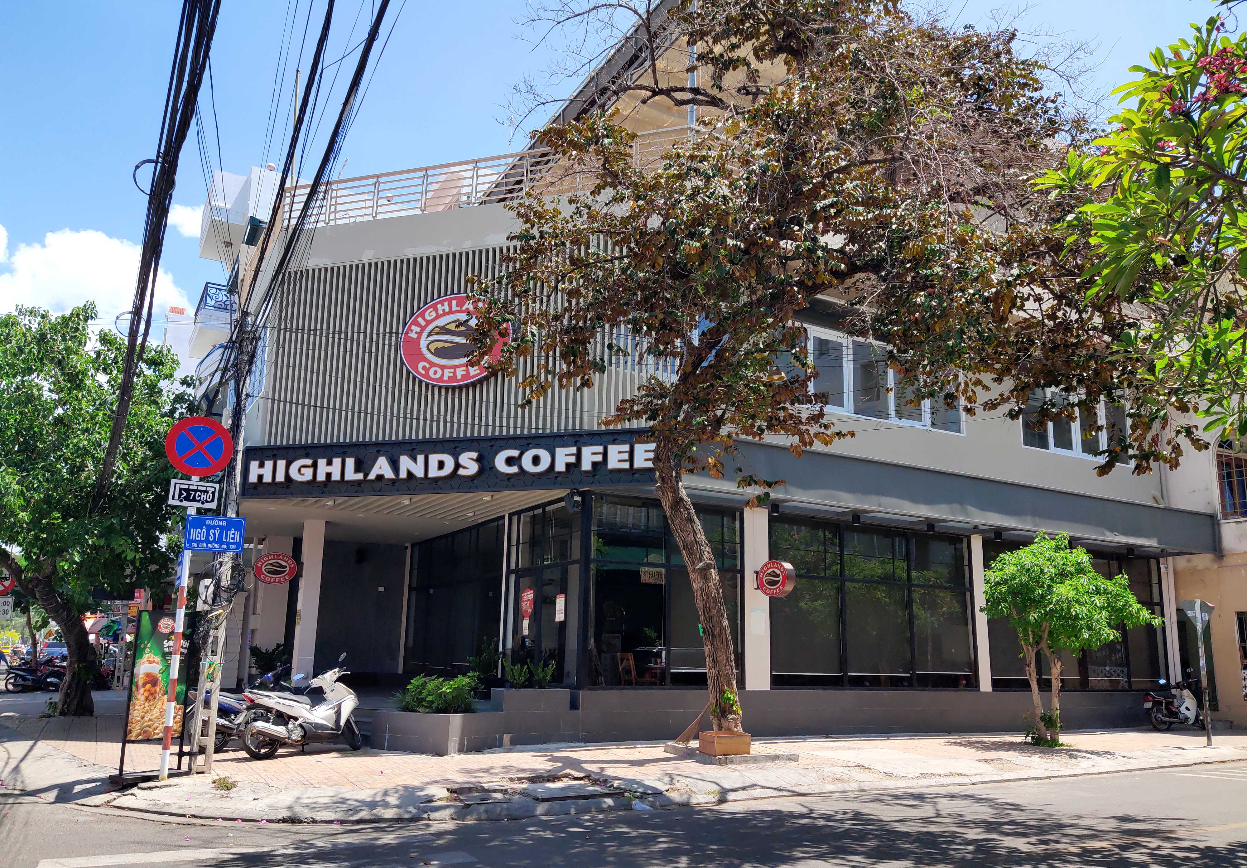 Nha Trang: Nhiều quán cà phê mở cửa trở lại trong ngày đầu nới lỏng giãn cách xã hội - Ảnh 8. Nha Trang: Nhiều quán cà phê mở cửa trở lại trong ngày đầu nới lỏng giãn cách xã hội - Ảnh 8.