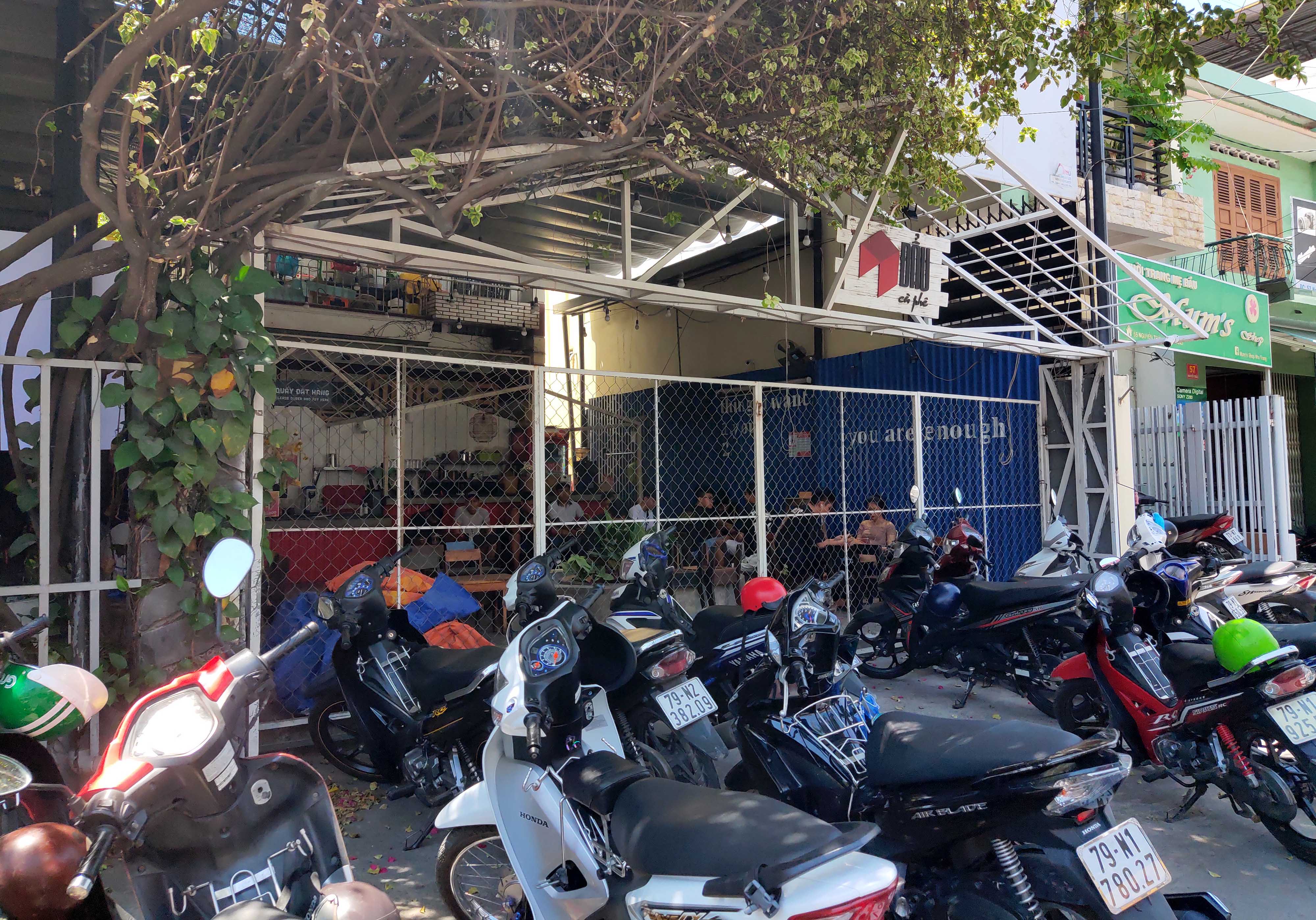 Nha Trang: Nhiều quán cà phê mở cửa trở lại trong ngày đầu nới lỏng giãn cách xã hội - Ảnh 12. Nha Trang: Nhiều quán cà phê mở cửa trở lại trong ngày đầu nới lỏng giãn cách xã hội - Ảnh 12.