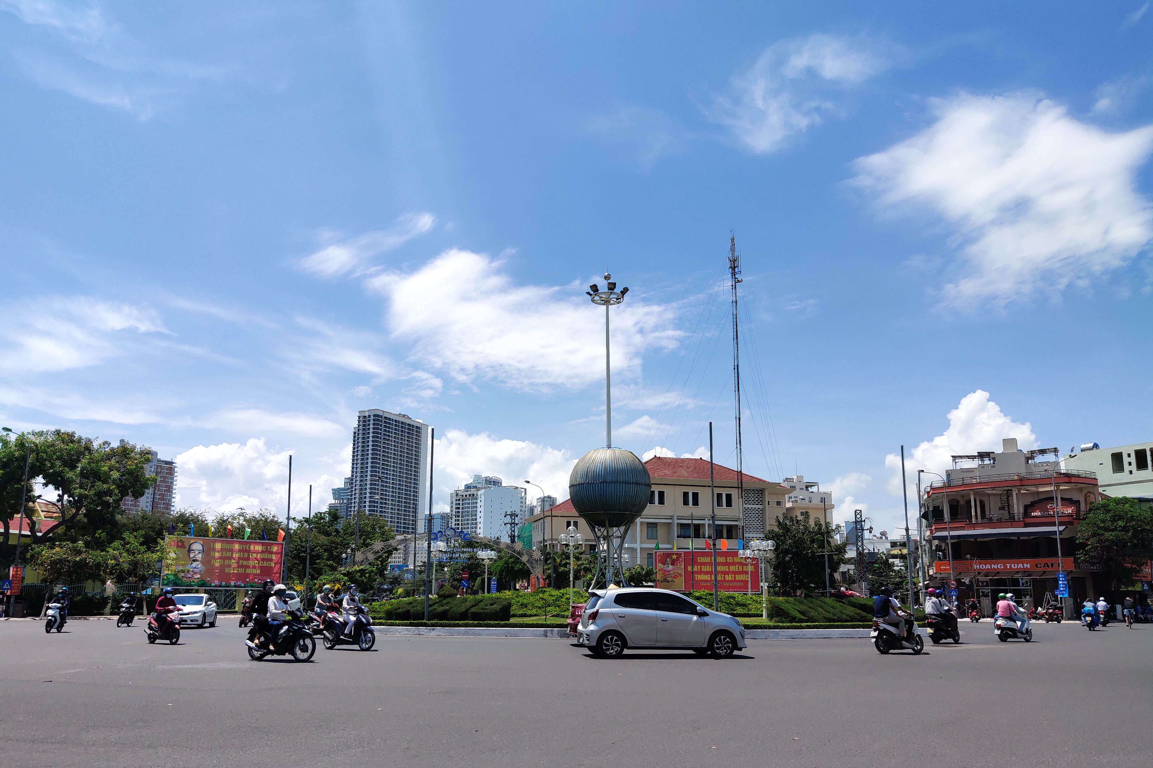 Nha Trang: Nhiều quán cà phê mở cửa trở lại trong ngày đầu nới lỏng giãn cách xã hội - Ảnh 3. Nha Trang: Nhiều quán cà phê mở cửa trở lại trong ngày đầu nới lỏng giãn cách xã hội - Ảnh 3.
