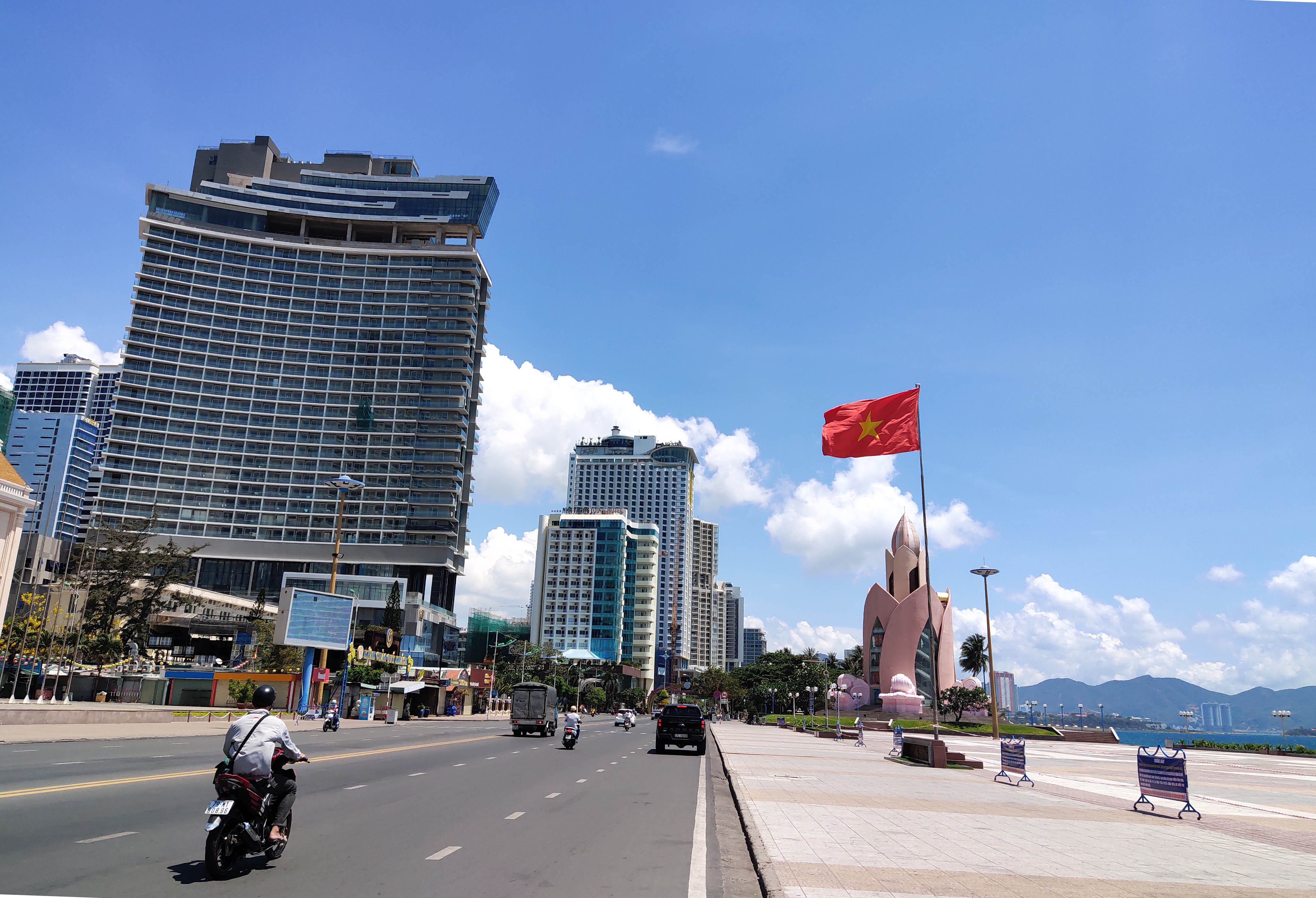 Nha Trang: Nhiều quán cà phê mở cửa trở lại trong ngày đầu nới lỏng giãn cách xã hội - Ảnh 1. Nha Trang: Nhiều quán cà phê mở cửa trở lại trong ngày đầu nới lỏng giãn cách xã hội - Ảnh 1.