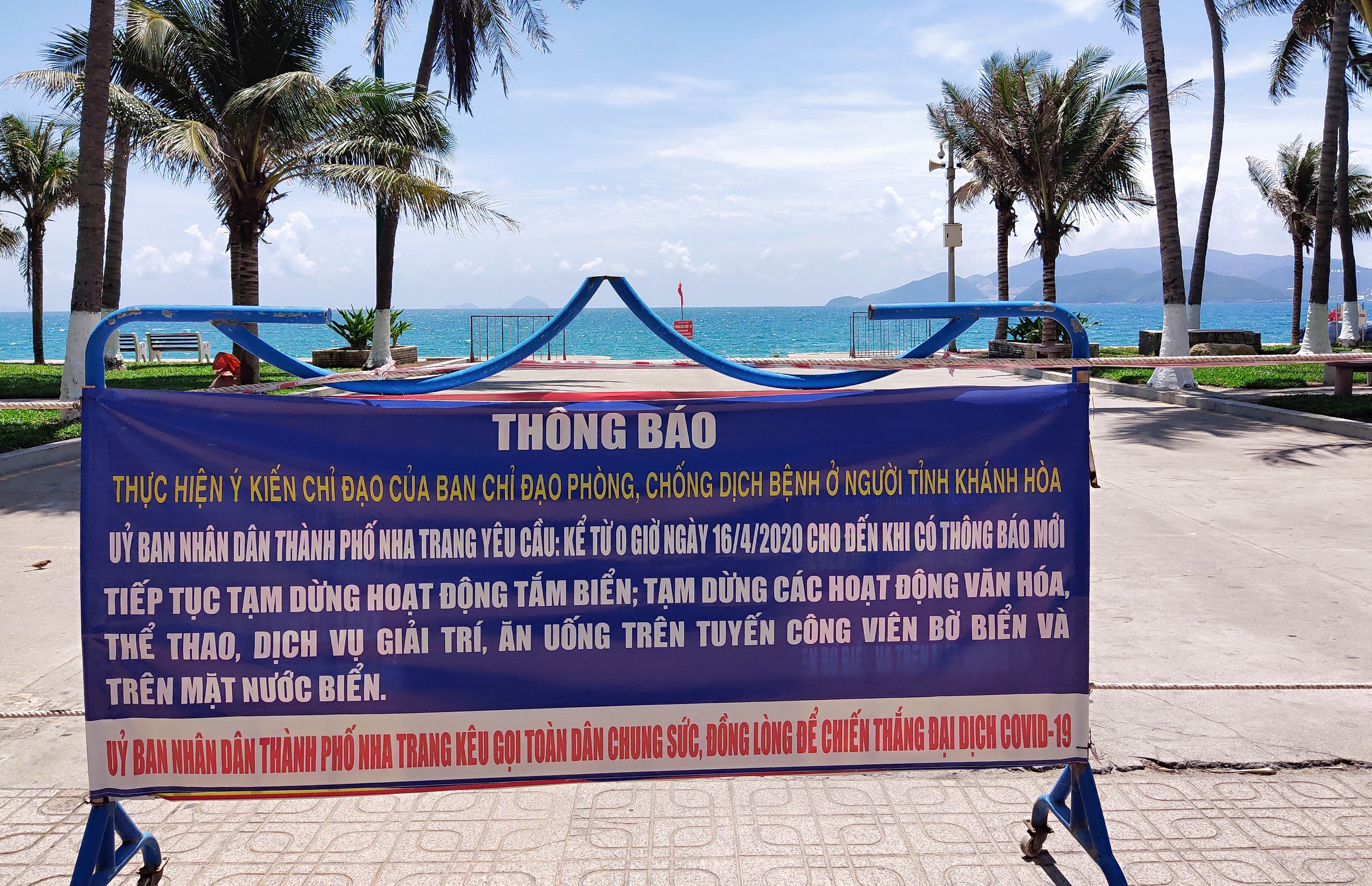 Nha Trang: Nhiều quán cà phê mở cửa trở lại trong ngày đầu nới lỏng giãn cách xã hội - Ảnh 2. Nha Trang: Nhiều quán cà phê mở cửa trở lại trong ngày đầu nới lỏng giãn cách xã hội - Ảnh 2.
