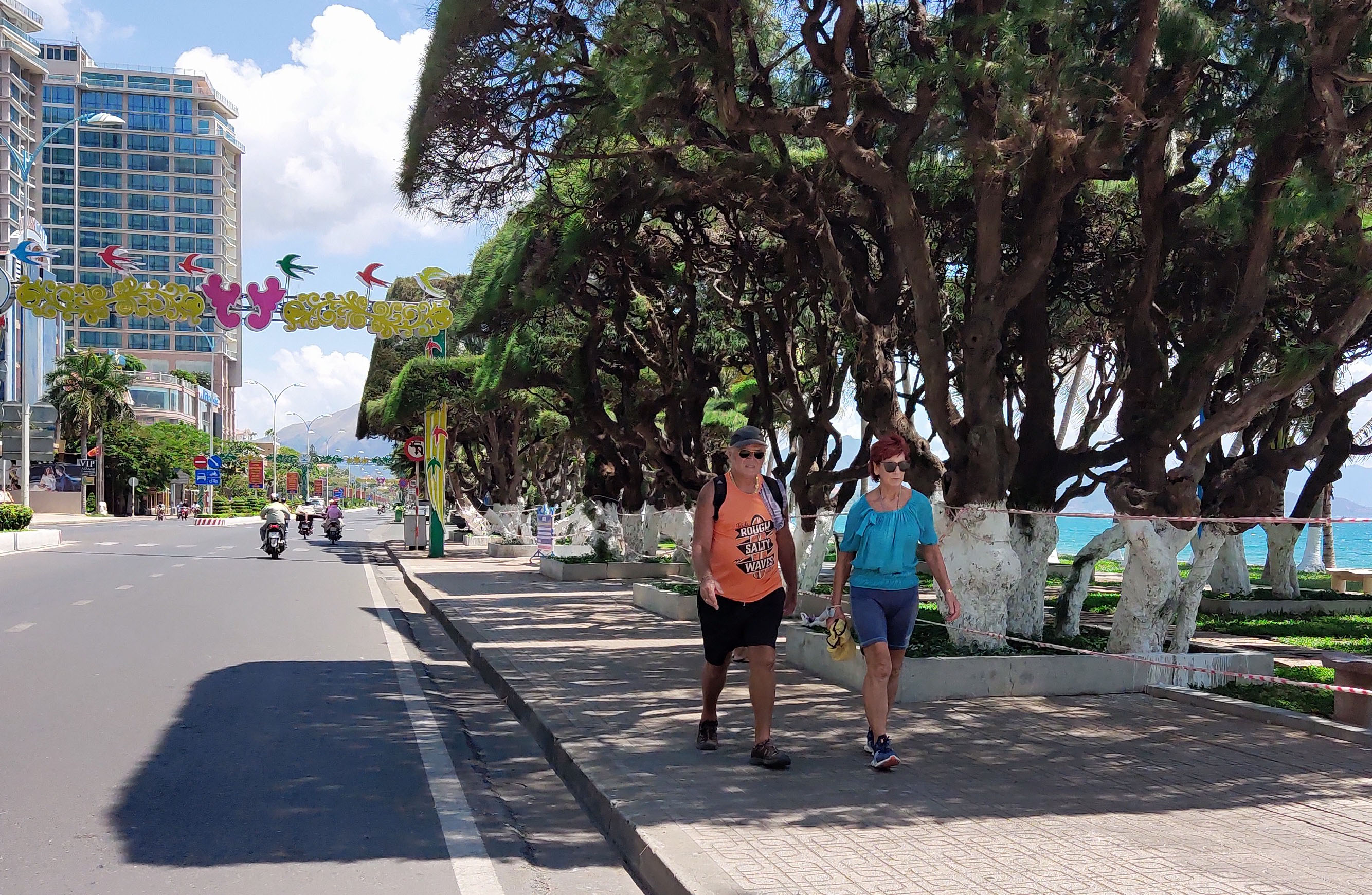 Nha Trang: Nhiều quán cà phê mở cửa trở lại trong ngày đầu nới lỏng giãn cách xã hội - Ảnh 6. Nha Trang: Nhiều quán cà phê mở cửa trở lại trong ngày đầu nới lỏng giãn cách xã hội - Ảnh 6.