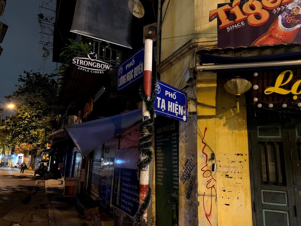 Khu phố đêm Tạ Hiện vắng lặng trong ngày đầu nới lỏng, một số cơ sở mở cửa, tụ tập bị cơ quan chức năng xử lí - Ảnh 3. Khu phố đêm Tạ Hiện vắng lặng trong ngày đầu nới lỏng, một số cơ sở mở cửa, tụ tập bị cơ quan chức năng xử lí - Ảnh 3.