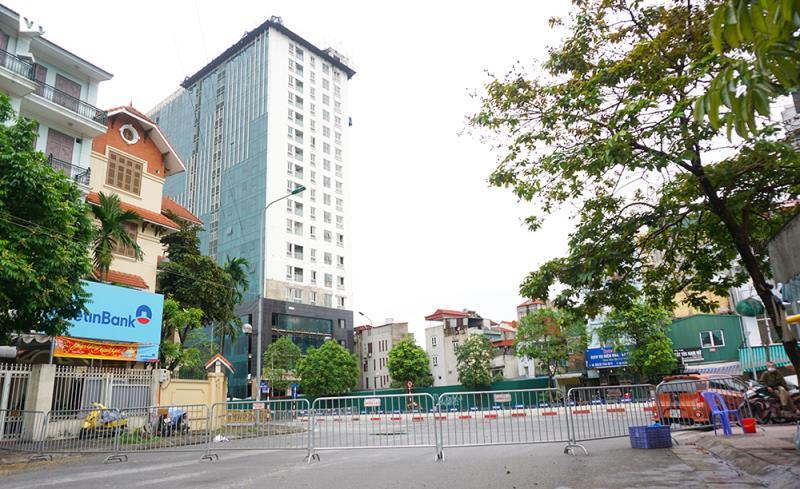 Chủ đầu tư 8B Lê Trực phản đối, kiến nghị dừng phá dỡ giai đoạn 2 - Ảnh 1. Chủ đầu tư 8B Lê Trực phản đối, kiến nghị dừng phá dỡ giai đoạn 2 - Ảnh 1.