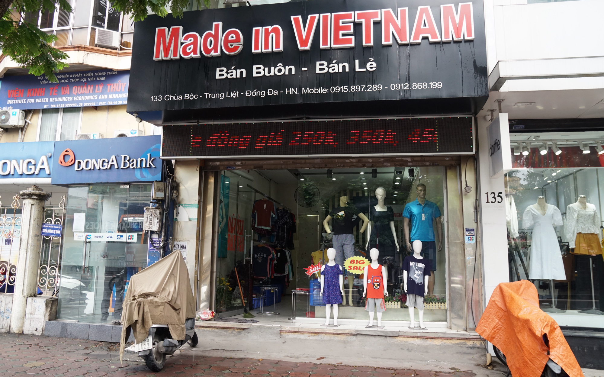 Nhịp sống Hà Nội dần trở lại bình thường sau khi hết cách li xã hội - Ảnh 13. Nhịp sống Hà Nội dần trở lại bình thường sau khi hết cách li xã hội - Ảnh 13.