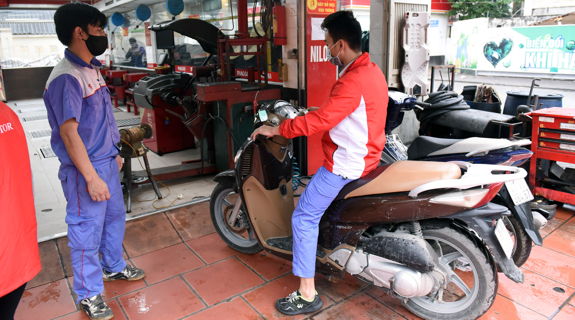 Nhịp sống Hà Nội dần trở lại bình thường sau khi hết cách li xã hội - Ảnh 15. Nhịp sống Hà Nội dần trở lại bình thường sau khi hết cách li xã hội - Ảnh 15.